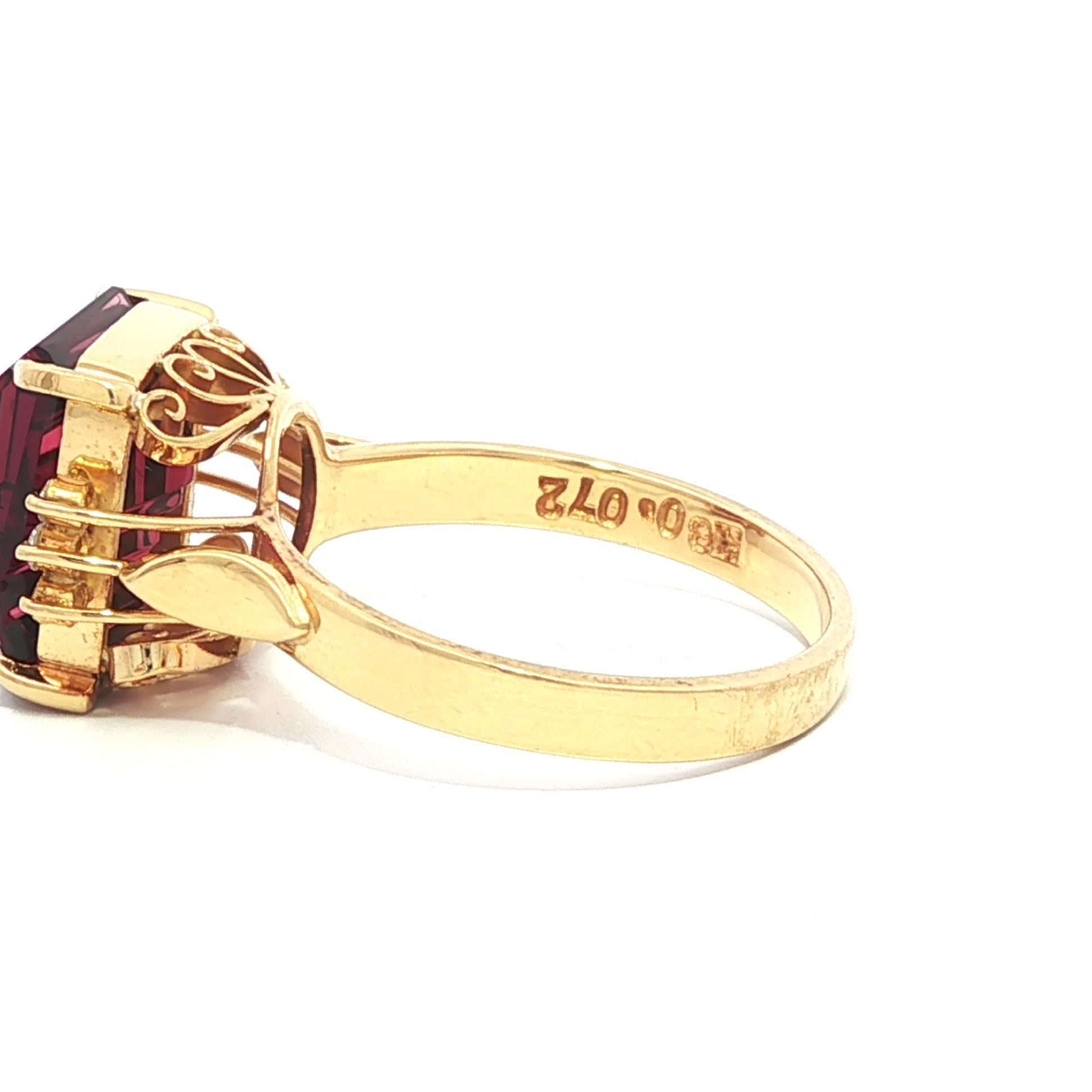 Bague en or jaune 18k GIA 3.47ct Grenat rouge fantaisie Freeform avec accents de diamant en vente 3