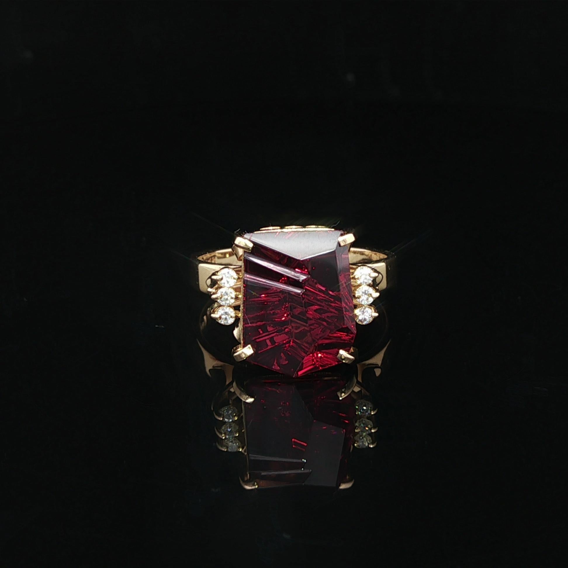 Bague en or jaune 18k GIA 3.47ct Grenat rouge fantaisie Freeform avec accents de diamant en vente 4