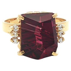 Anello in oro giallo 18 carati GIA 3,47ct Granato Rosso Fantasia con Accenti di Diamante