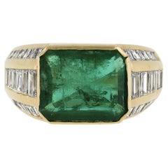 Anillo de cóctel de oro amarillo de 18 quilates con esmeralda y diamantes de 4,65 ctw engastados en bisel