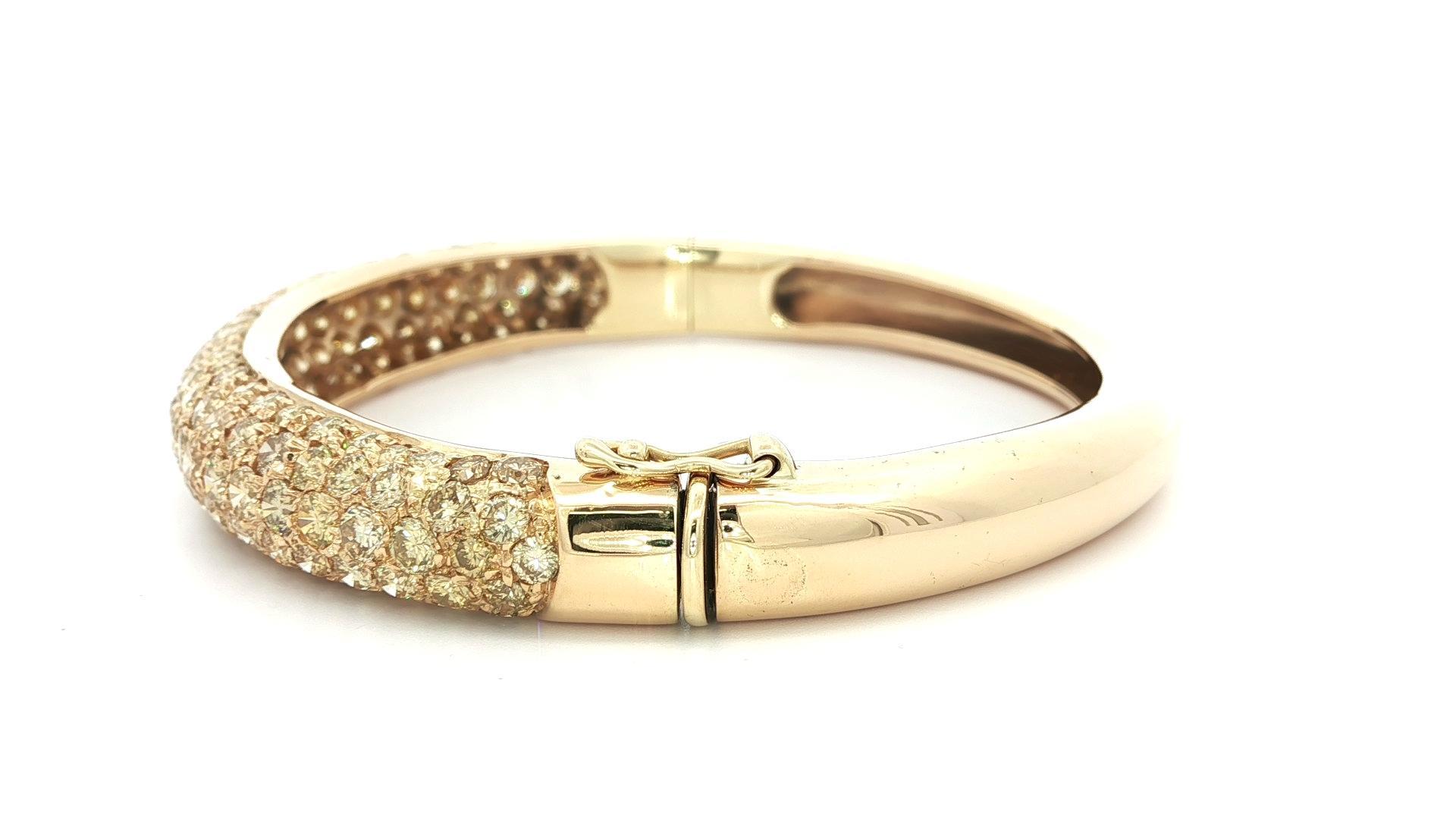 Taglio brillante 18k Yellow Gold GIA 7.20ctw Round Pave Fancy Yellow Diamond Hinged Open Bangle in vendita