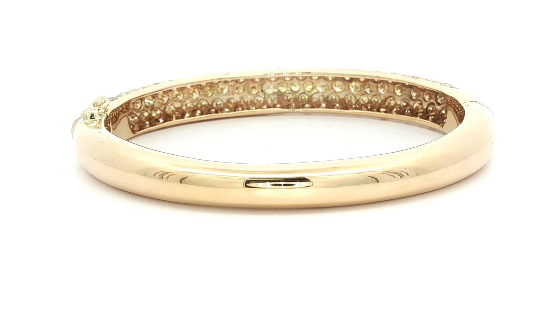 18k Yellow Gold GIA 7.20ctw Round Pave Fancy Yellow Diamond Hinged Open Bangle In condizioni ottime in vendita a Montclair, NJ