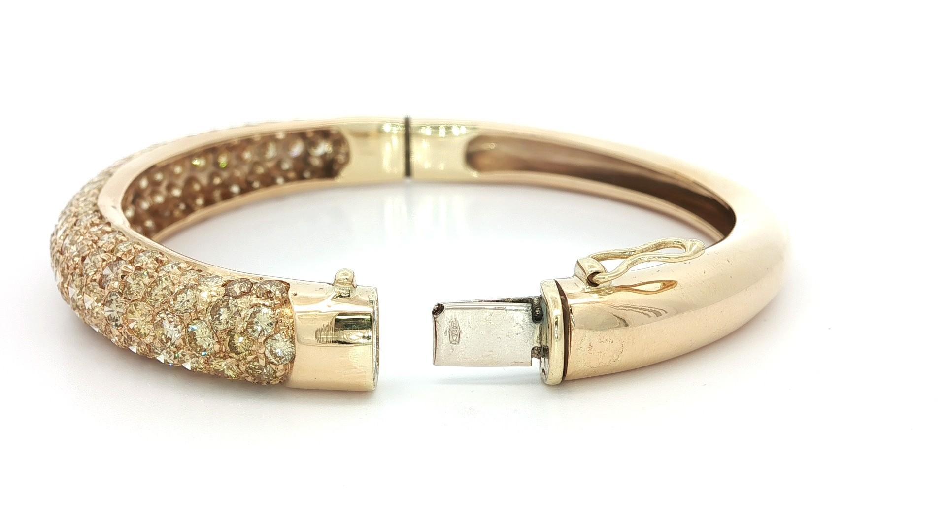 Donna 18k Yellow Gold GIA 7.20ctw Round Pave Fancy Yellow Diamond Hinged Open Bangle in vendita