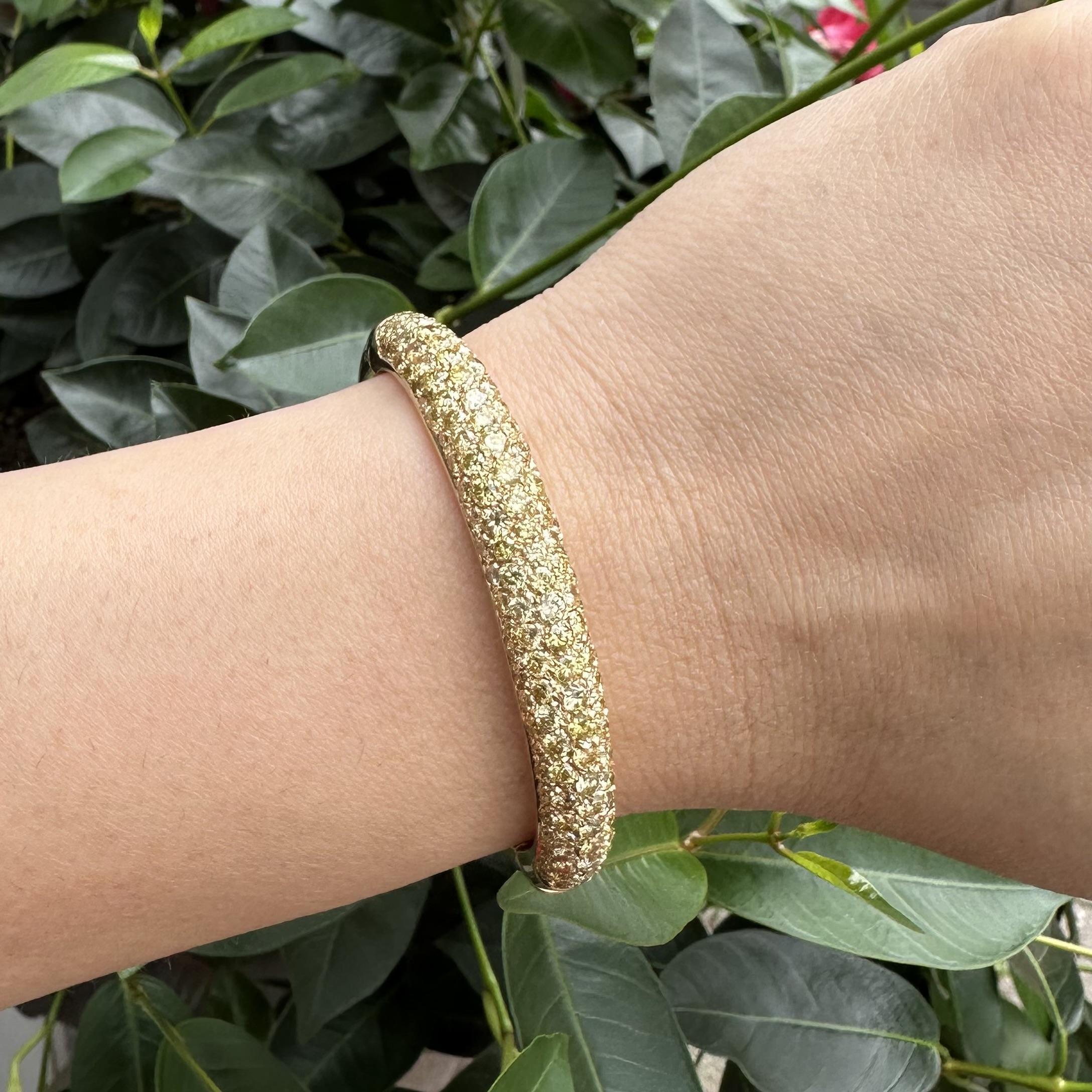 18k Yellow Gold GIA 7.20ctw Round Pave Fancy Yellow Diamond Hinged Open Bangle in vendita 3