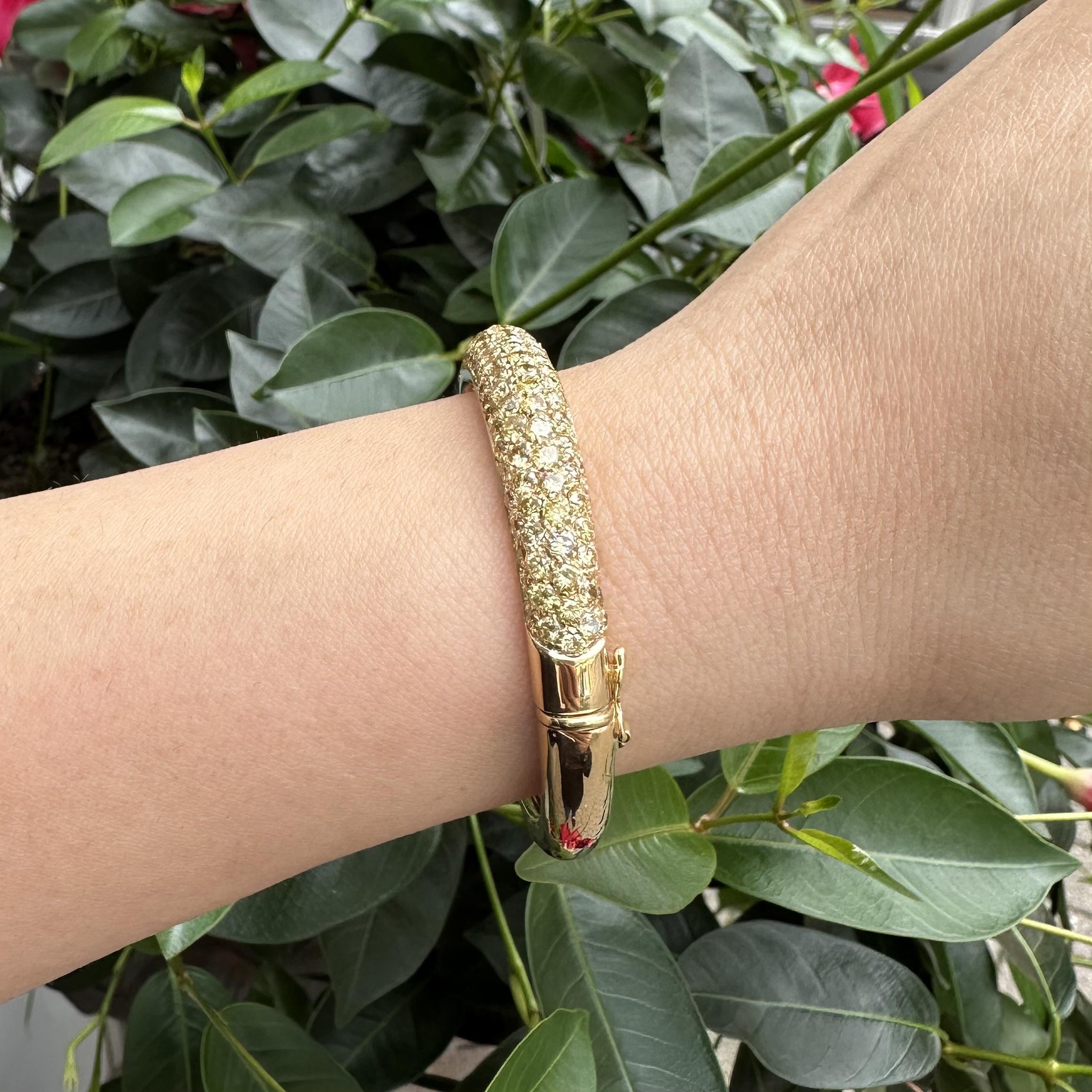 18k Yellow Gold GIA 7.20ctw Round Pave Fancy Yellow Diamond Hinged Open Bangle in vendita 4