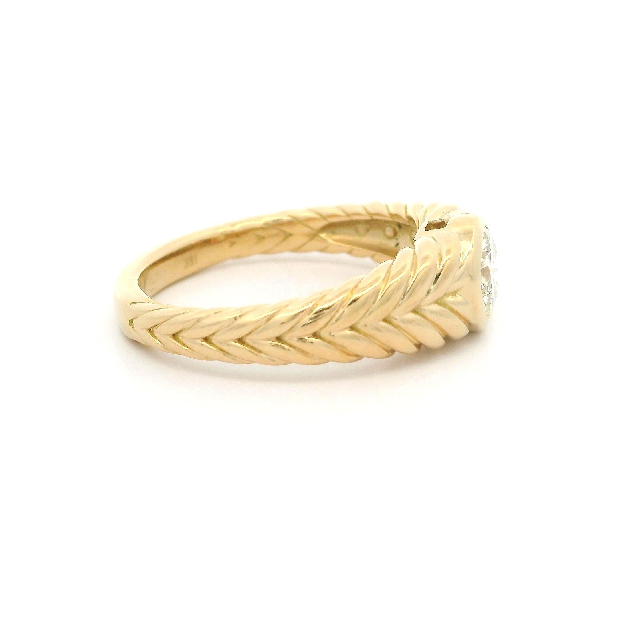 Taille brillant Or jaune 18k GIA .75ct Round Bezel Set Diamond Solitaire Cable Braided Ring en vente