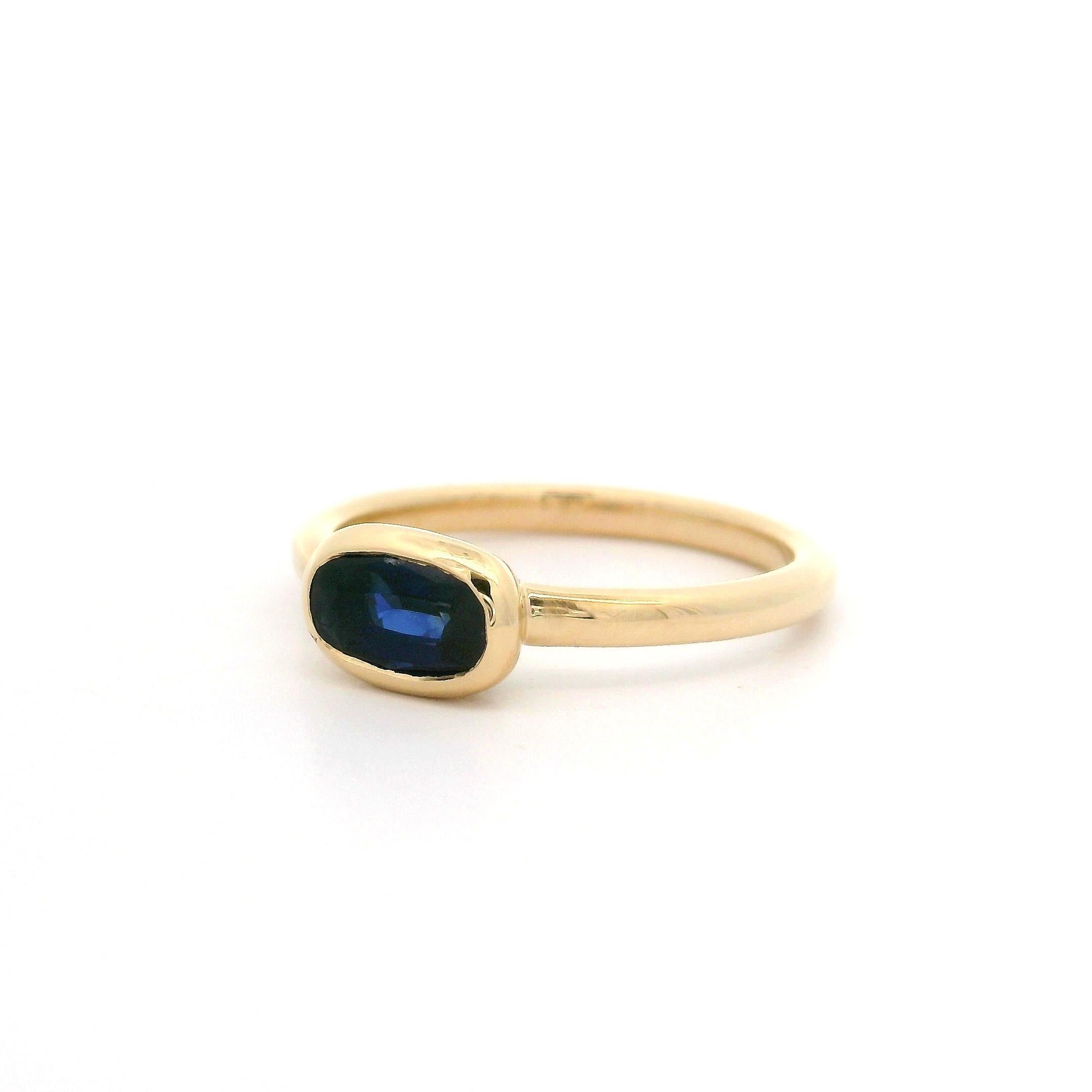 18k Yellow Gold GIA .90ct Cushion Sapphire Bezel Solitaire East West Ring For Sale 2