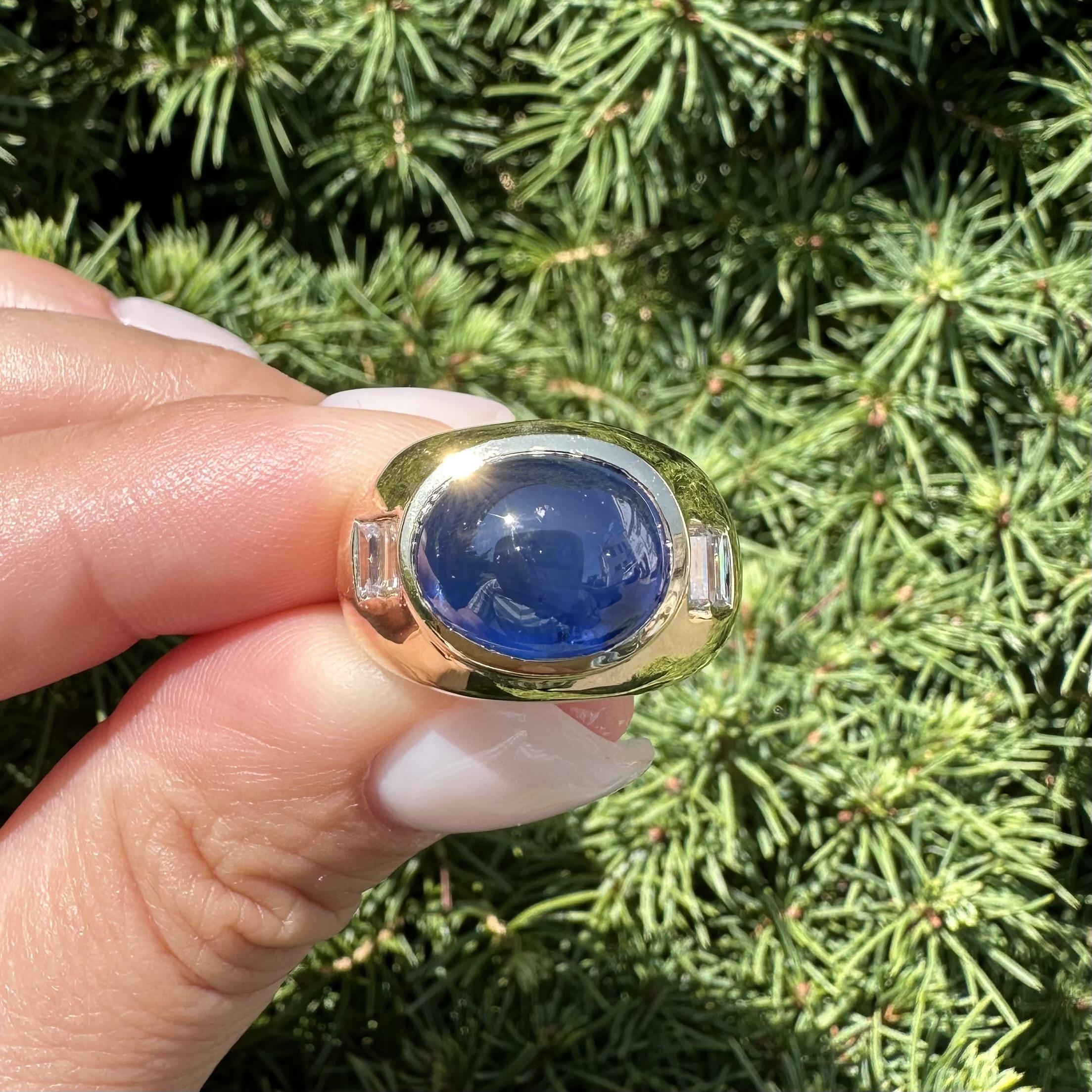 Anello in oro giallo 18k GIA con zaffiro ovale cabochon da 9,8 carati e diamanti baguette ai lati in vendita 6