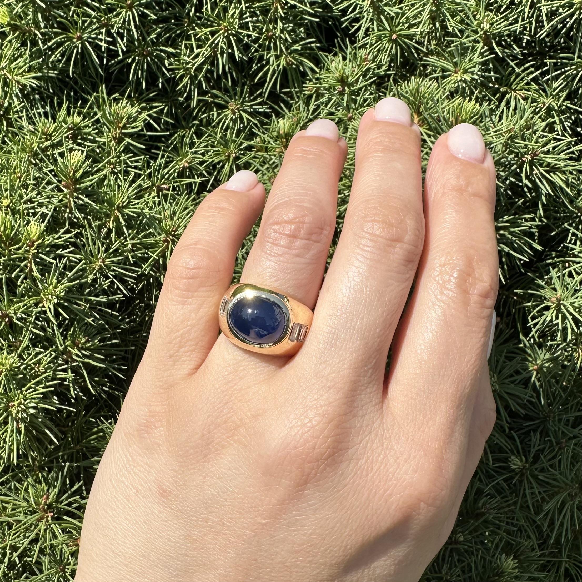 Anello in oro giallo 18k GIA con zaffiro ovale cabochon da 9,8 carati e diamanti baguette ai lati in vendita 8