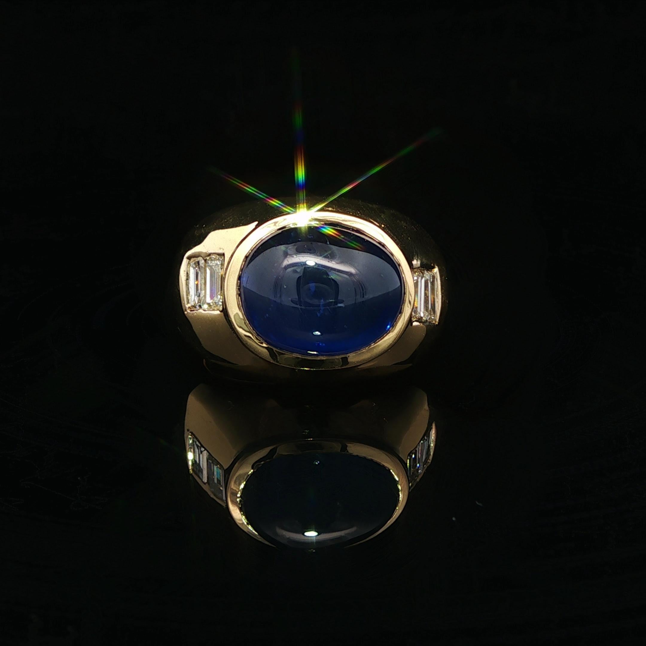 Cabochon Anello in oro giallo 18k GIA con zaffiro ovale cabochon da 9,8 carati e diamanti baguette ai lati in vendita