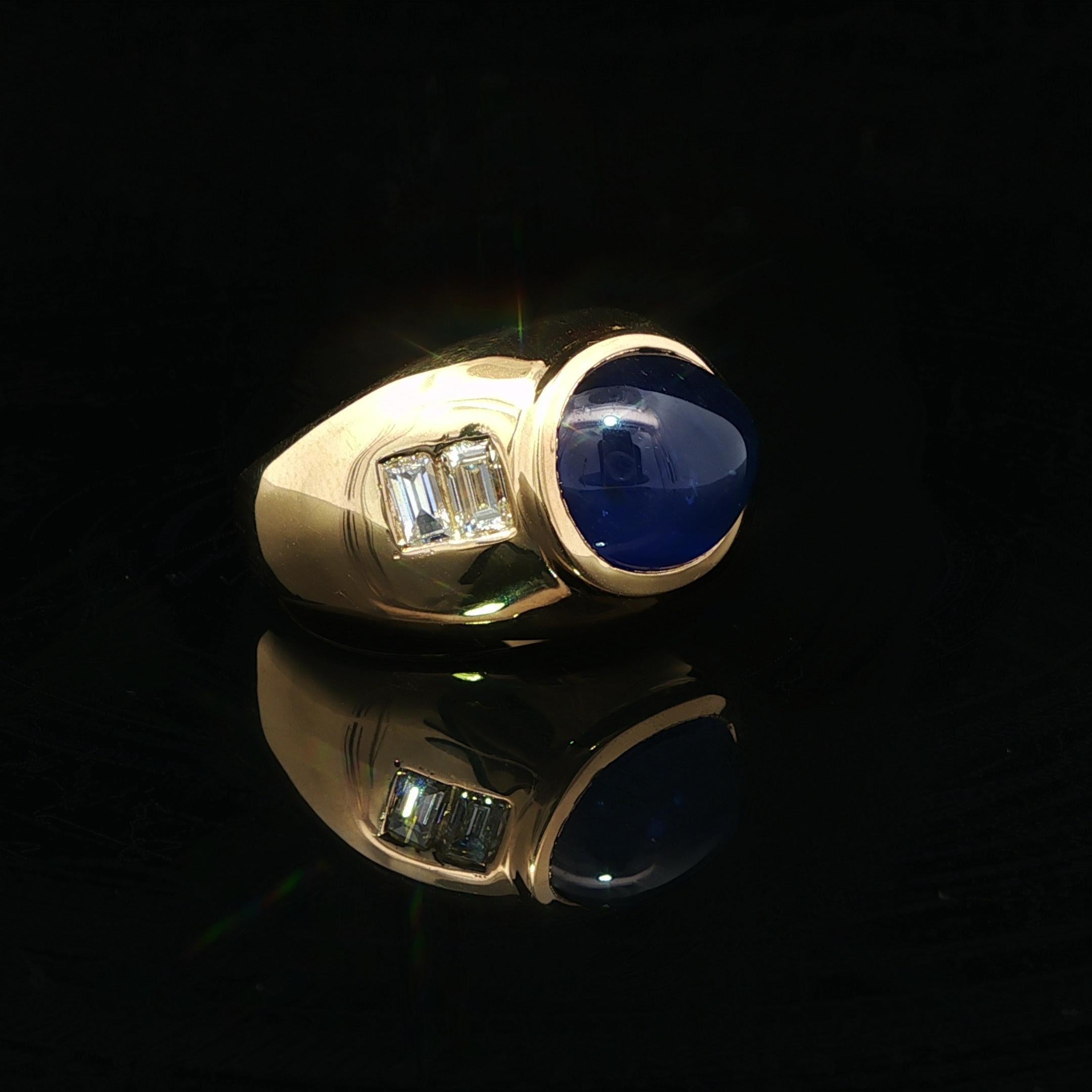 Anello in oro giallo 18k GIA con zaffiro ovale cabochon da 9,8 carati e diamanti baguette ai lati In condizioni buone in vendita a Montclair, NJ