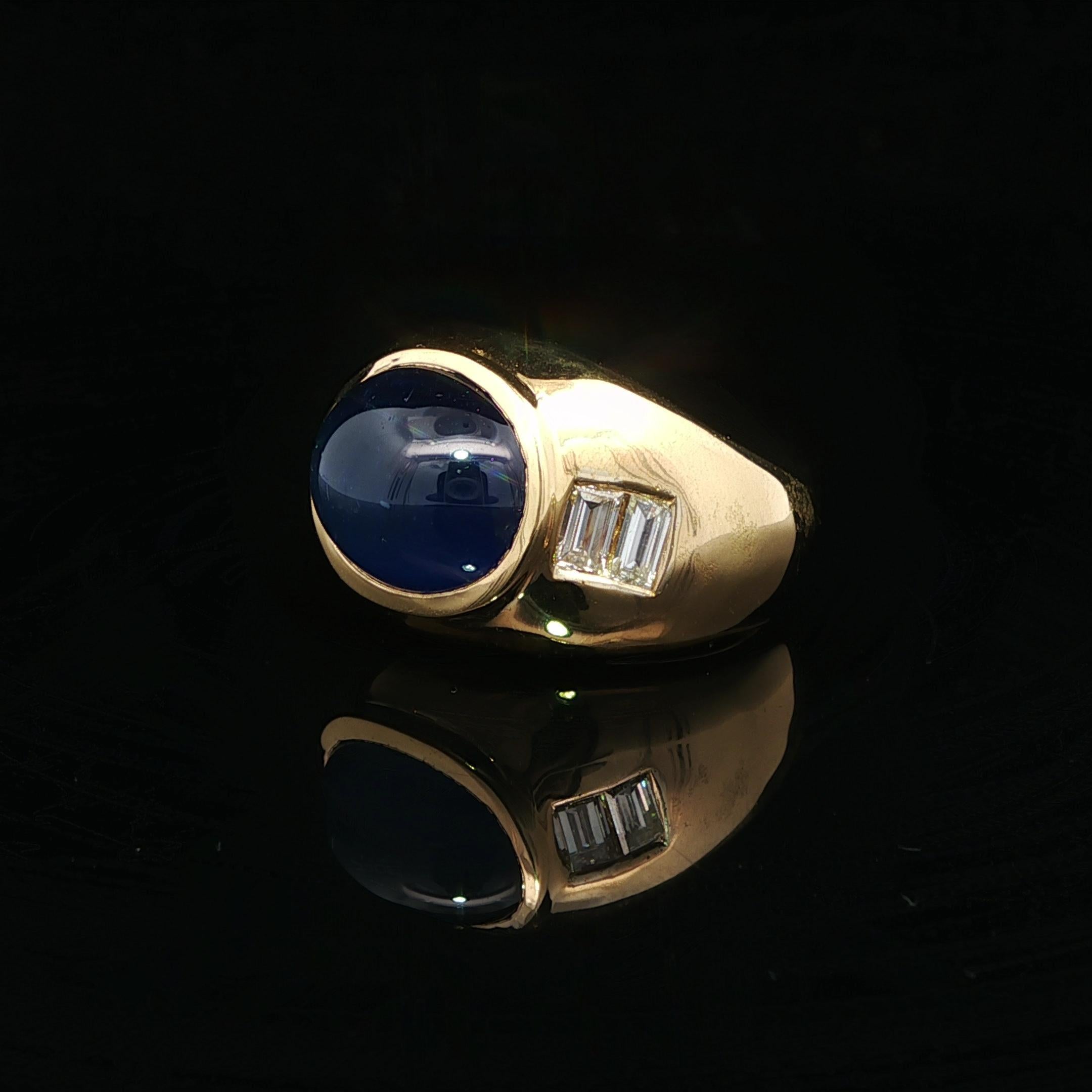 Donna Anello in oro giallo 18k GIA con zaffiro ovale cabochon da 9,8 carati e diamanti baguette ai lati in vendita