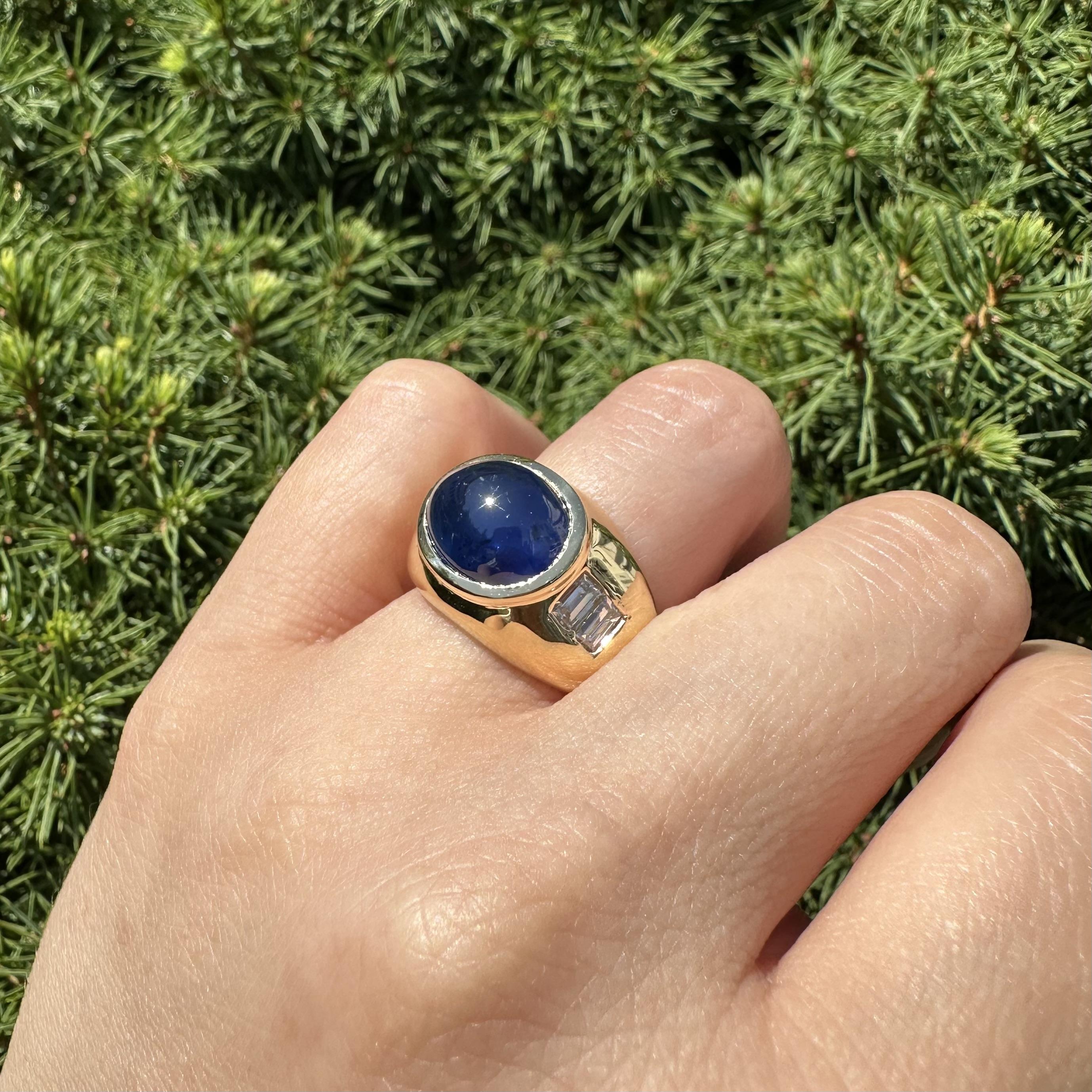 Anello in oro giallo 18k GIA con zaffiro ovale cabochon da 9,8 carati e diamanti baguette ai lati in vendita 1