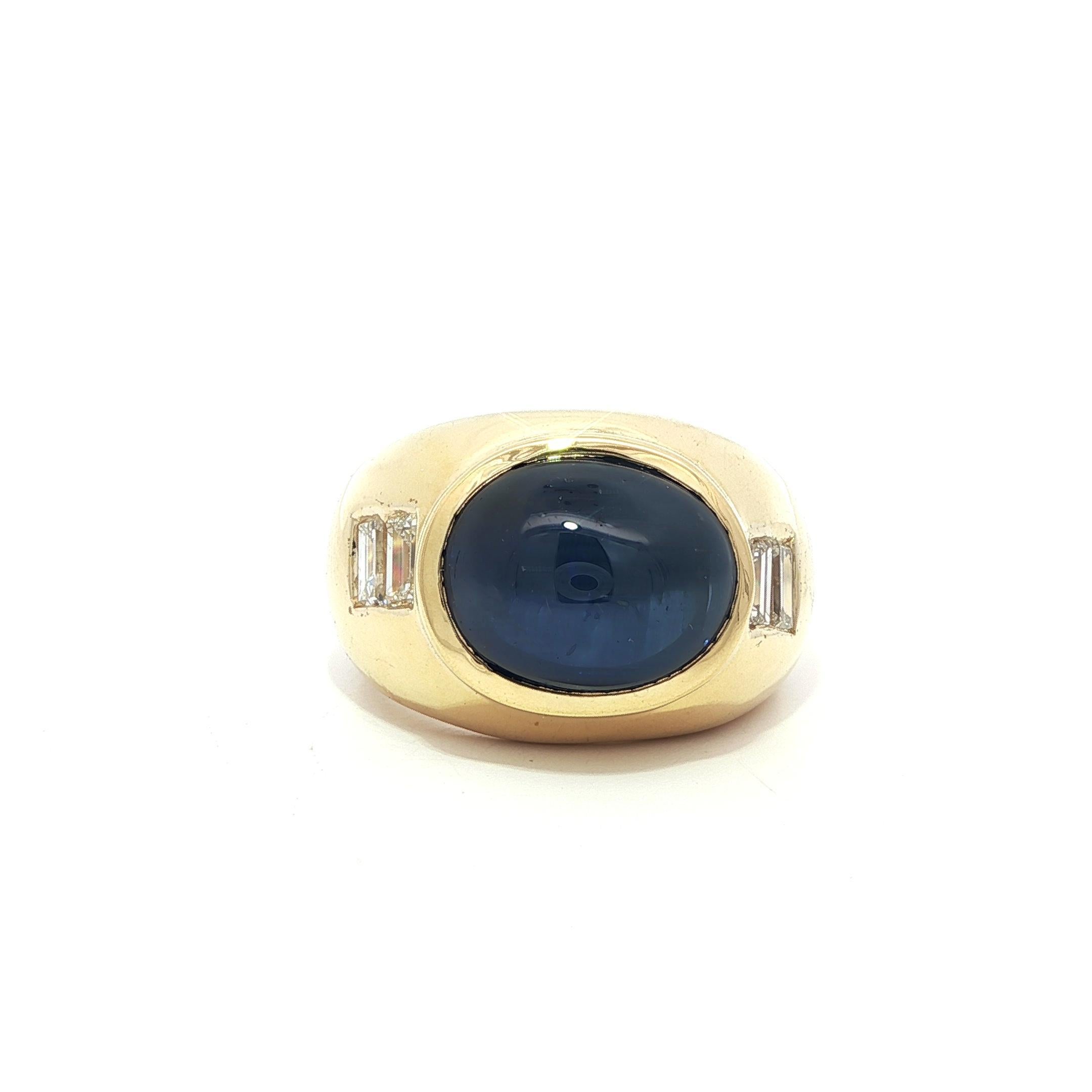 Anello in oro giallo 18k GIA con zaffiro ovale cabochon da 9,8 carati e diamanti baguette ai lati in vendita 2