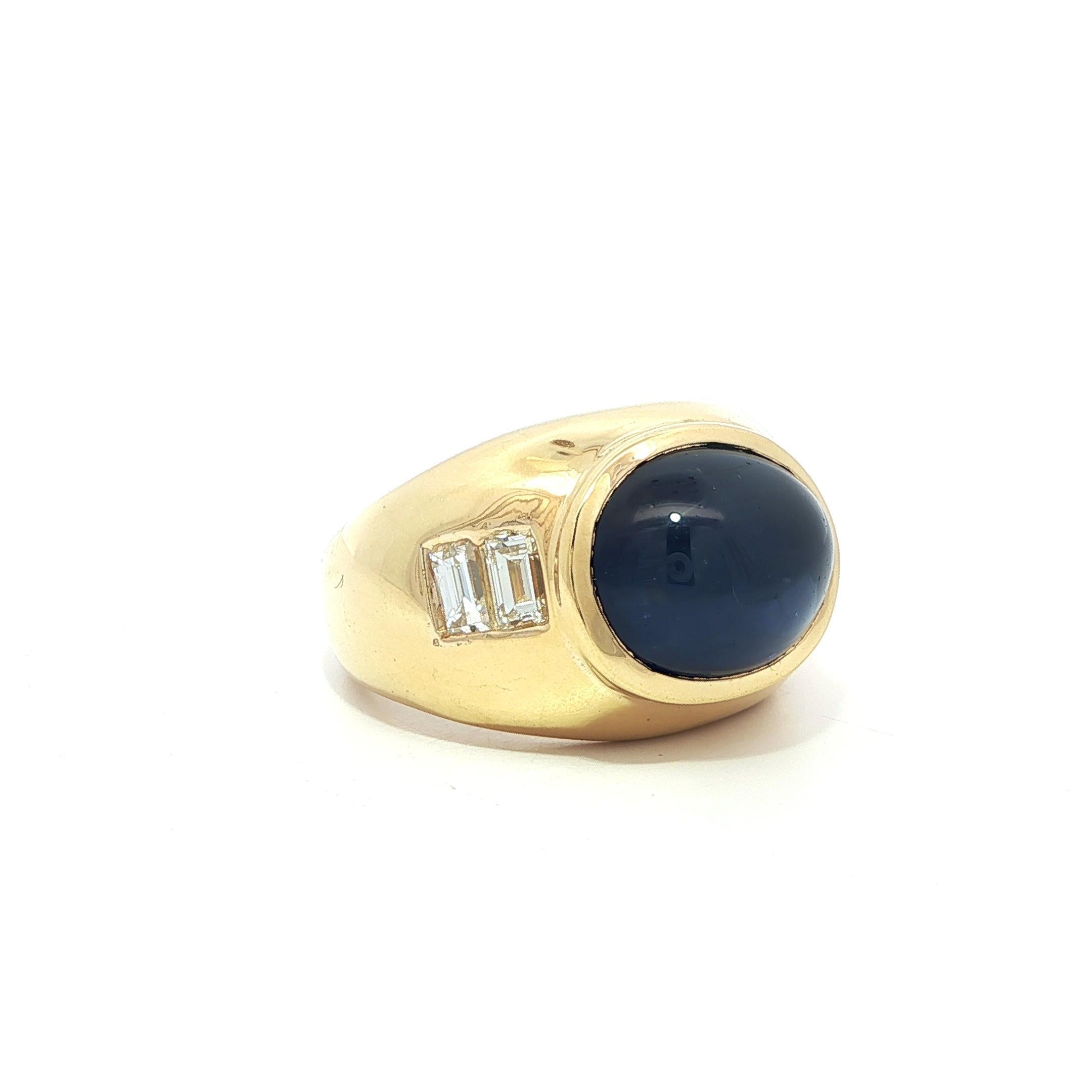 Anello in oro giallo 18k GIA con zaffiro ovale cabochon da 9,8 carati e diamanti baguette ai lati in vendita 3