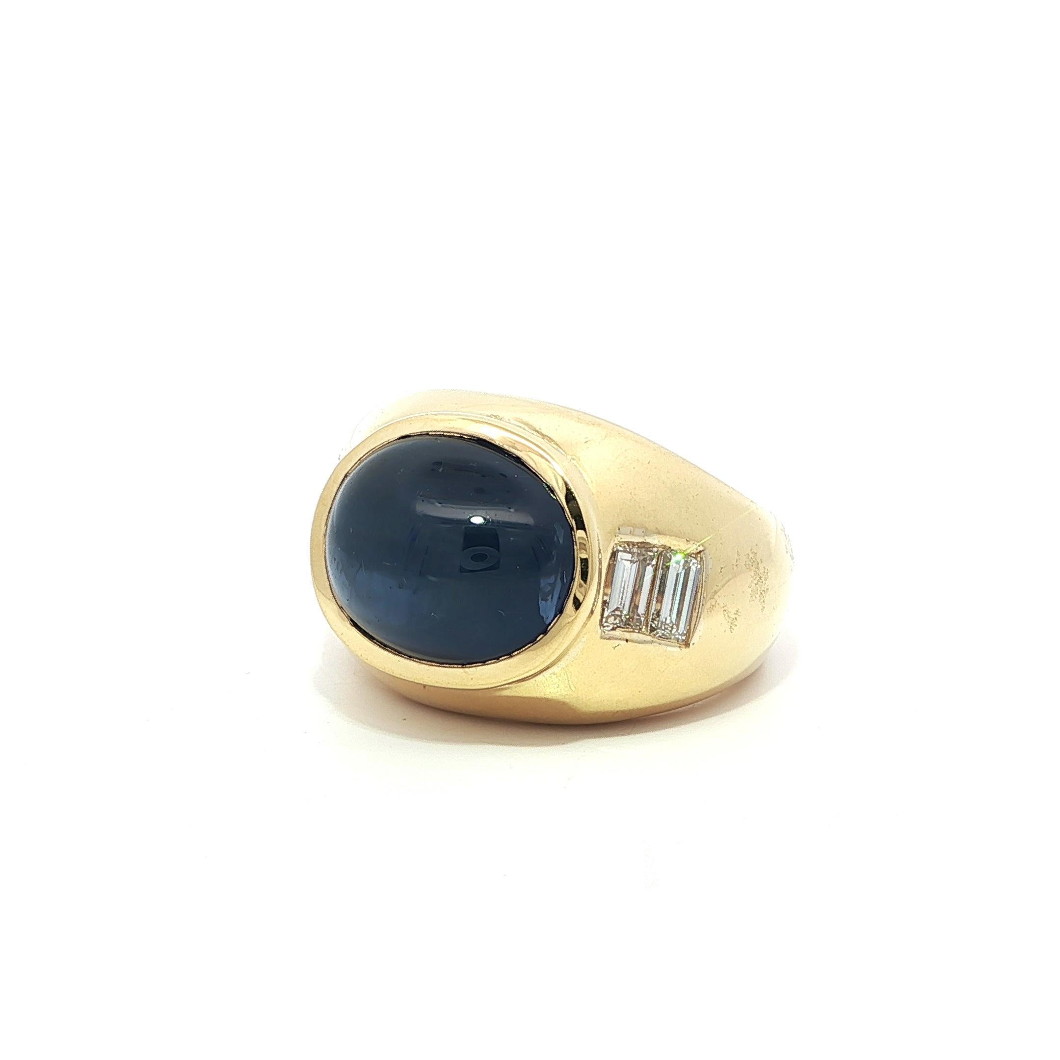 Anello in oro giallo 18k GIA con zaffiro ovale cabochon da 9,8 carati e diamanti baguette ai lati in vendita 4