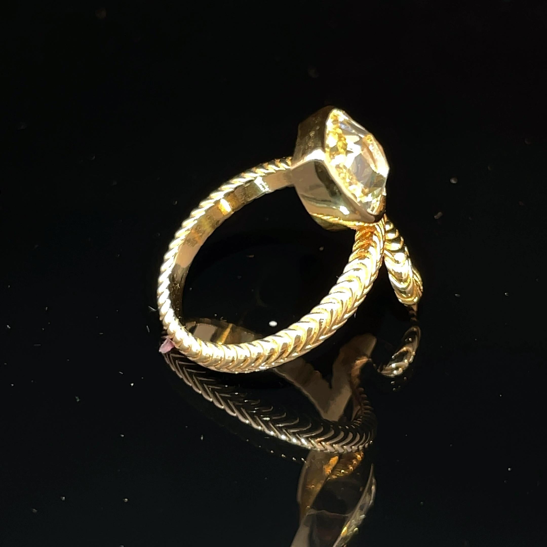 18k Yellow Gold GIA Certified 2.20ct Natural Diamond Serpent Ring In New Condition For Sale In New York, NY
