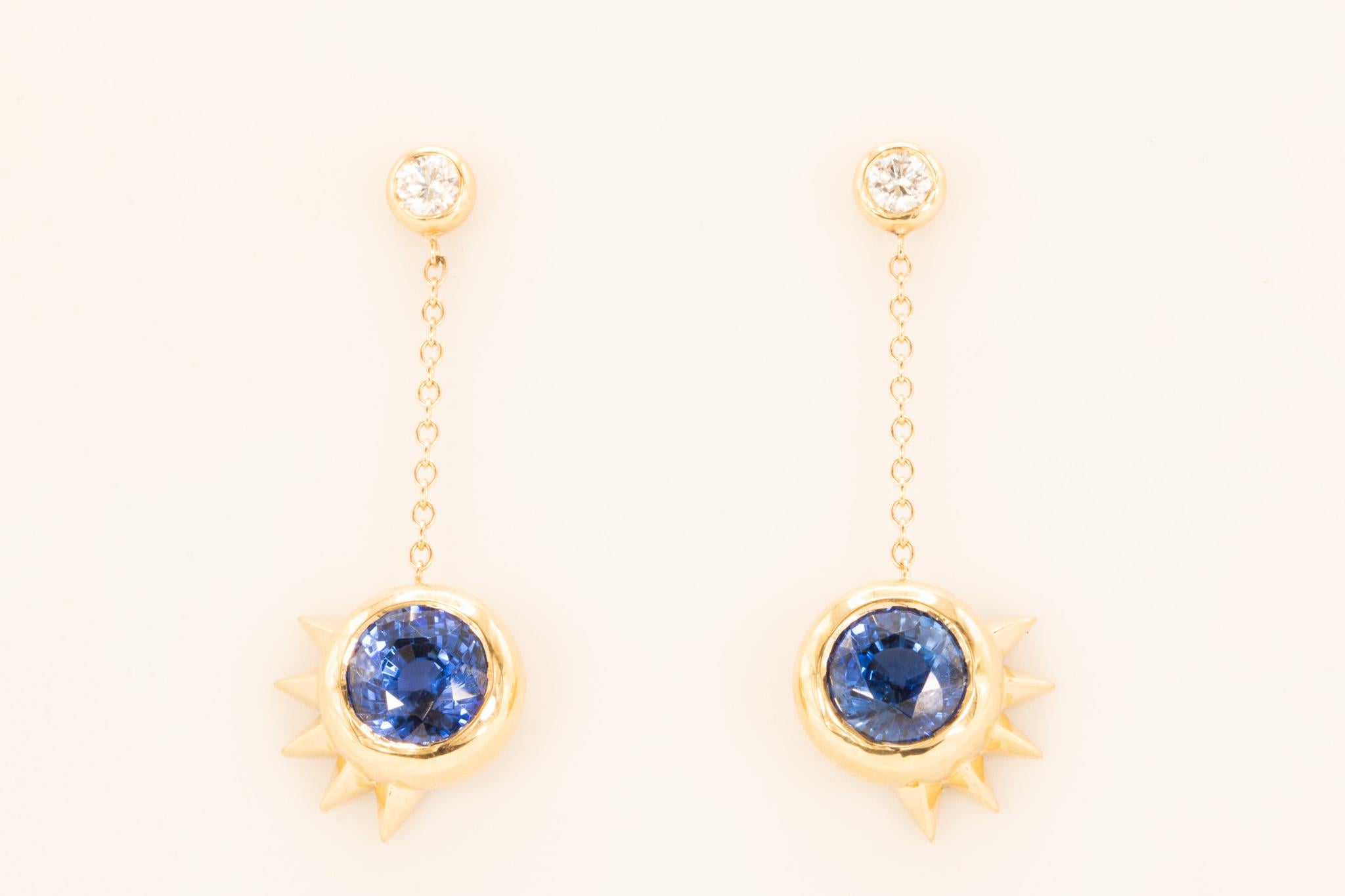 Sii il primo a possedere questi splendidi orecchini unici, di nuova concezione e realizzati in oro giallo 18 carati. Con due zaffiri blu vividi fini e brillanti rotondi certificati GIA provenienti dallo Sri Lanka, gli zaffiri riscaldati vantano un