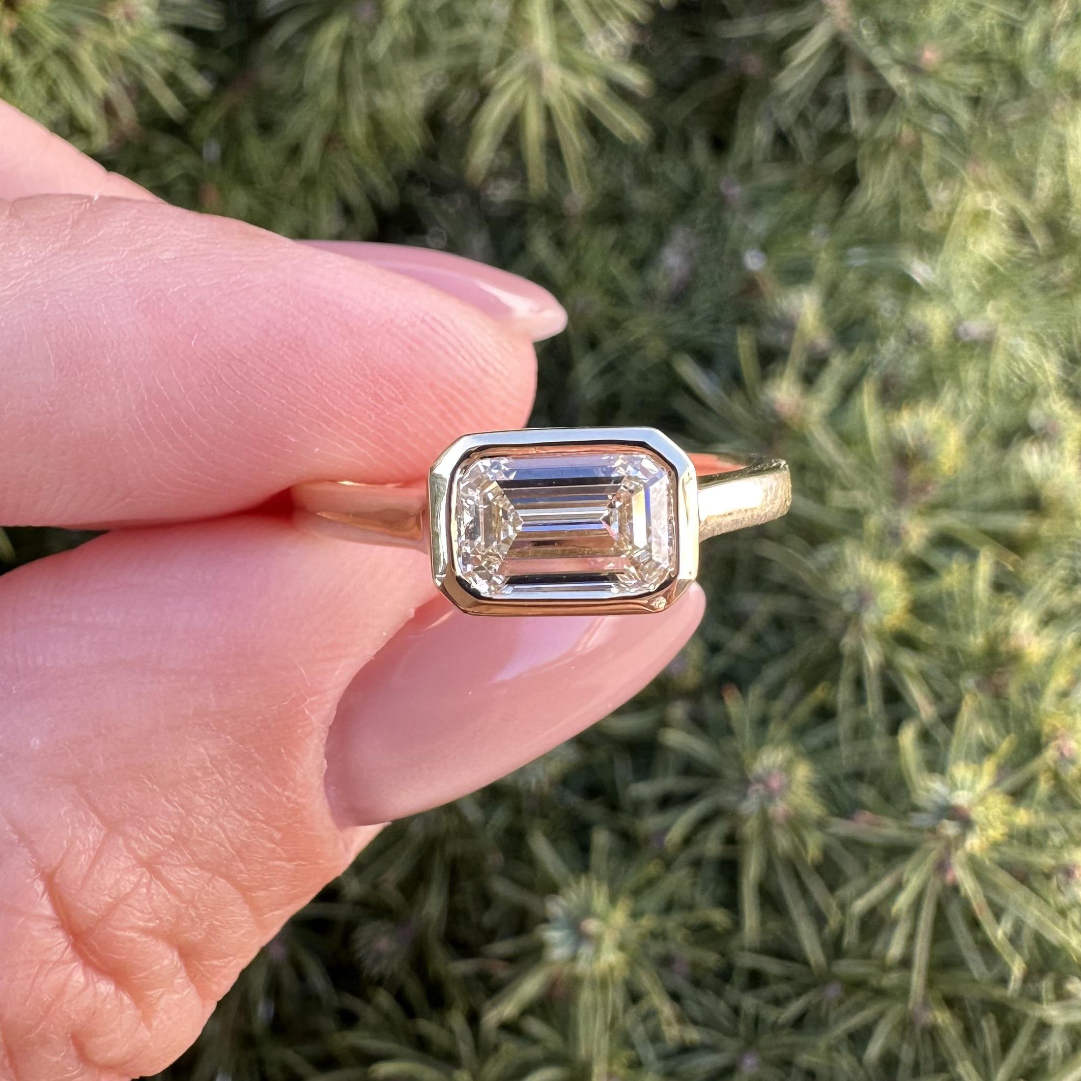 Bague solitaire à chaton en or jaune 18k GIA émeraude allongée 1.07ct diamant en vente 10