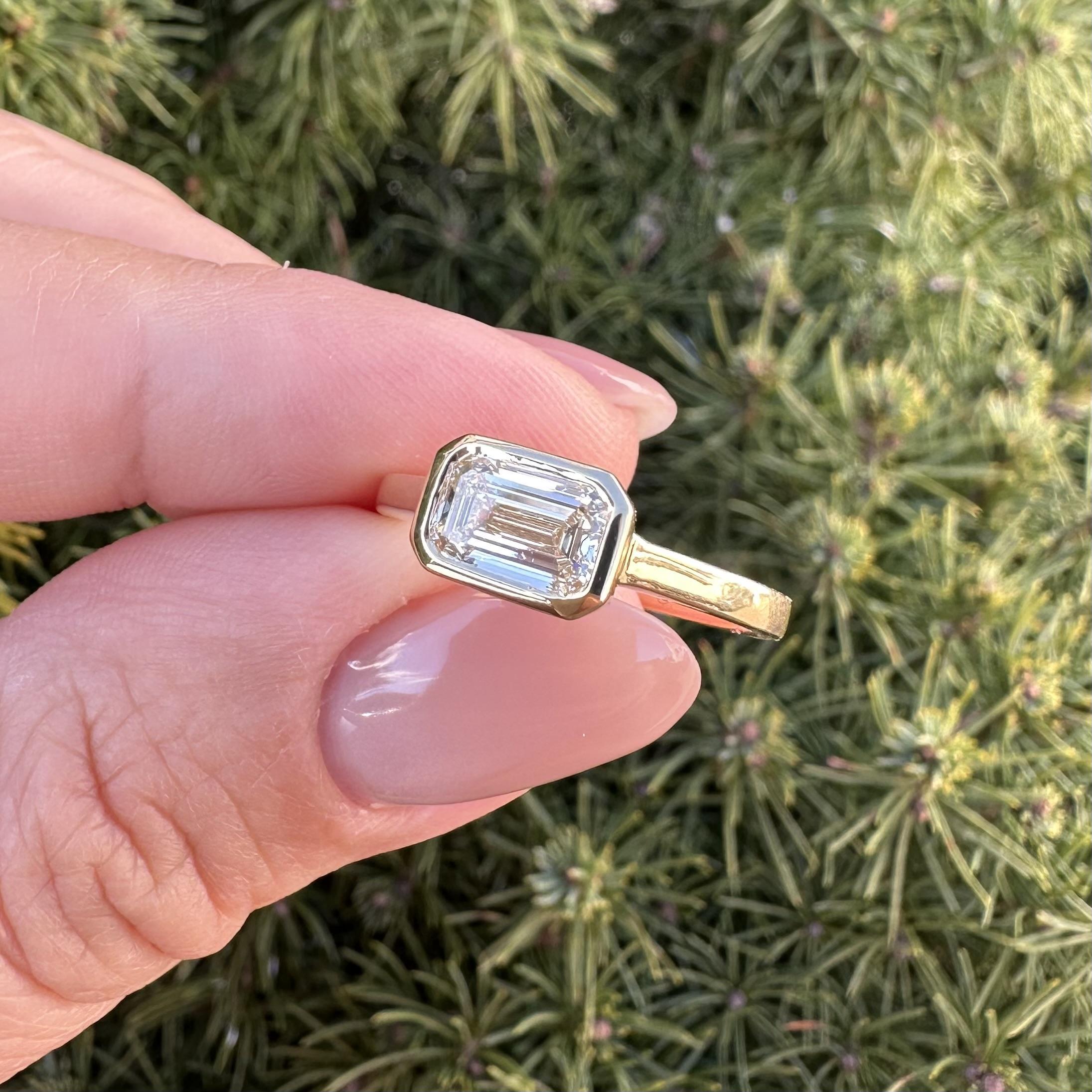 Bague solitaire à chaton en or jaune 18k GIA émeraude allongée 1.07ct diamant en vente 11