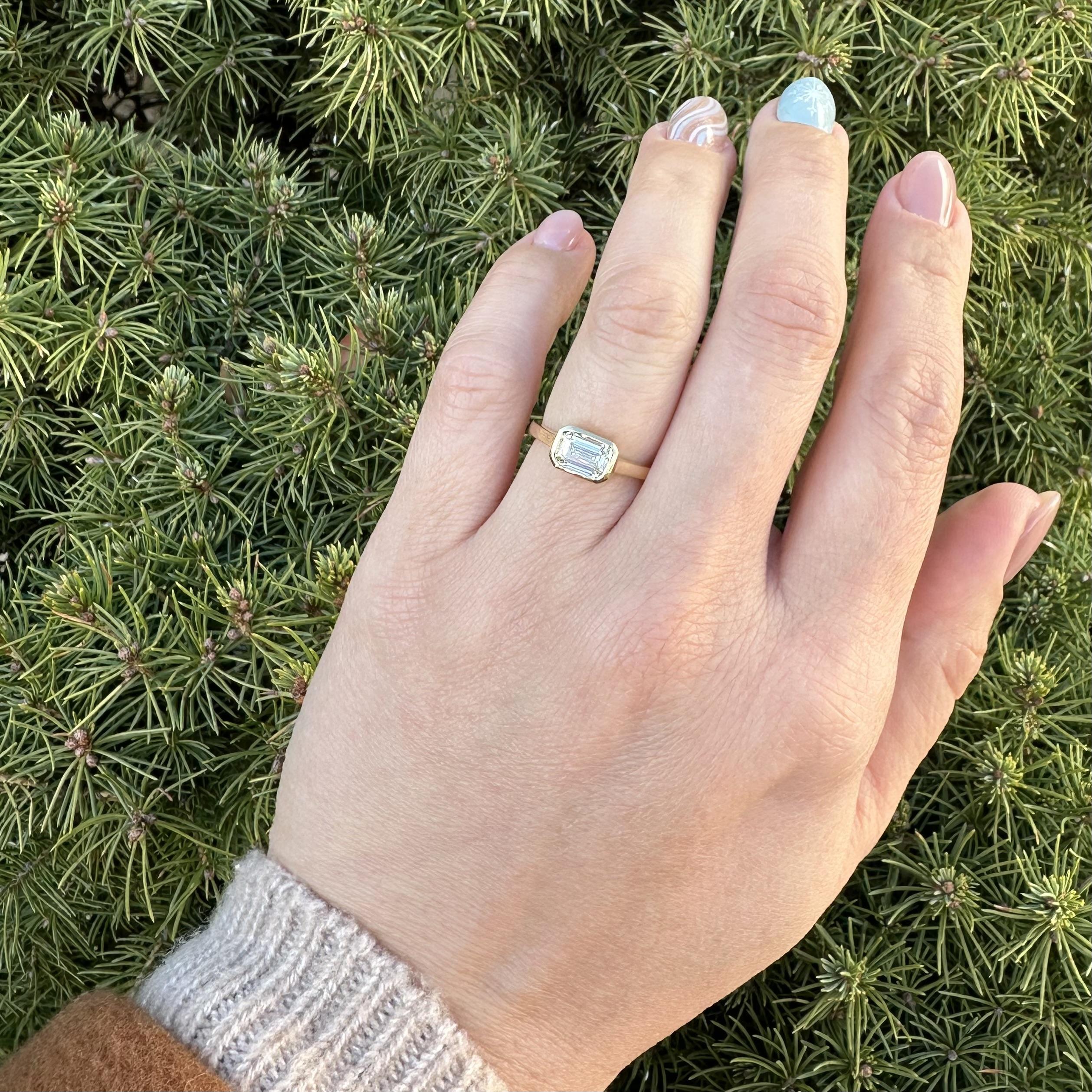 Bague solitaire à chaton en or jaune 18k GIA émeraude allongée 1.07ct diamant en vente 12