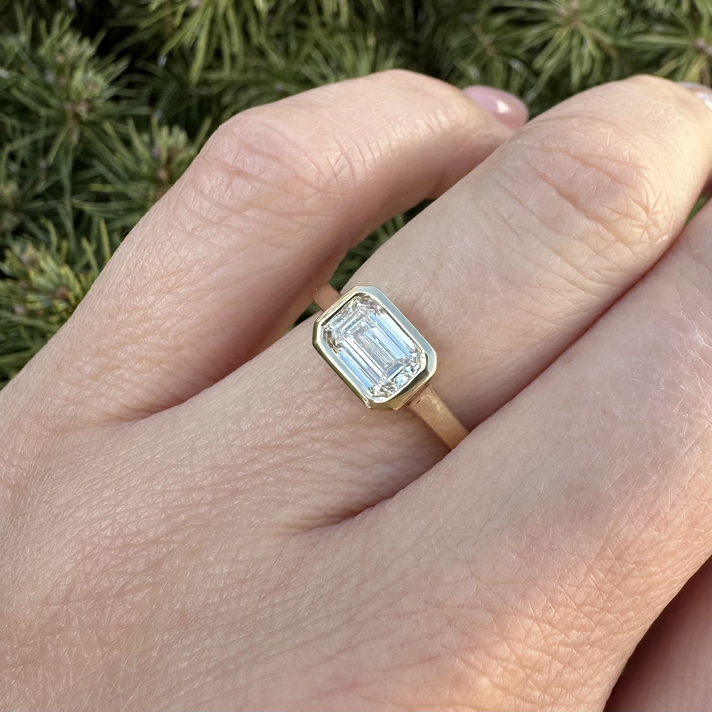 Bague solitaire à chaton en or jaune 18k GIA émeraude allongée 1.07ct diamant en vente 14