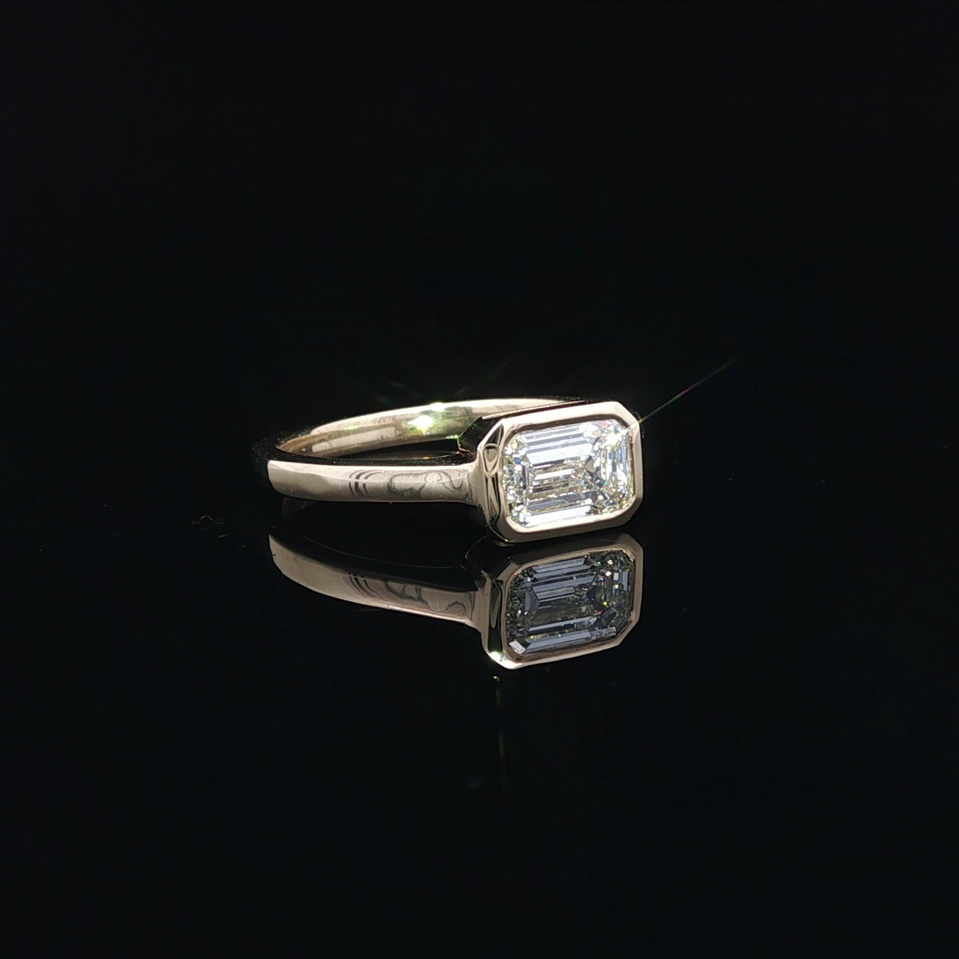 Taille émeraude Bague solitaire à chaton en or jaune 18k GIA émeraude allongée 1.07ct diamant en vente