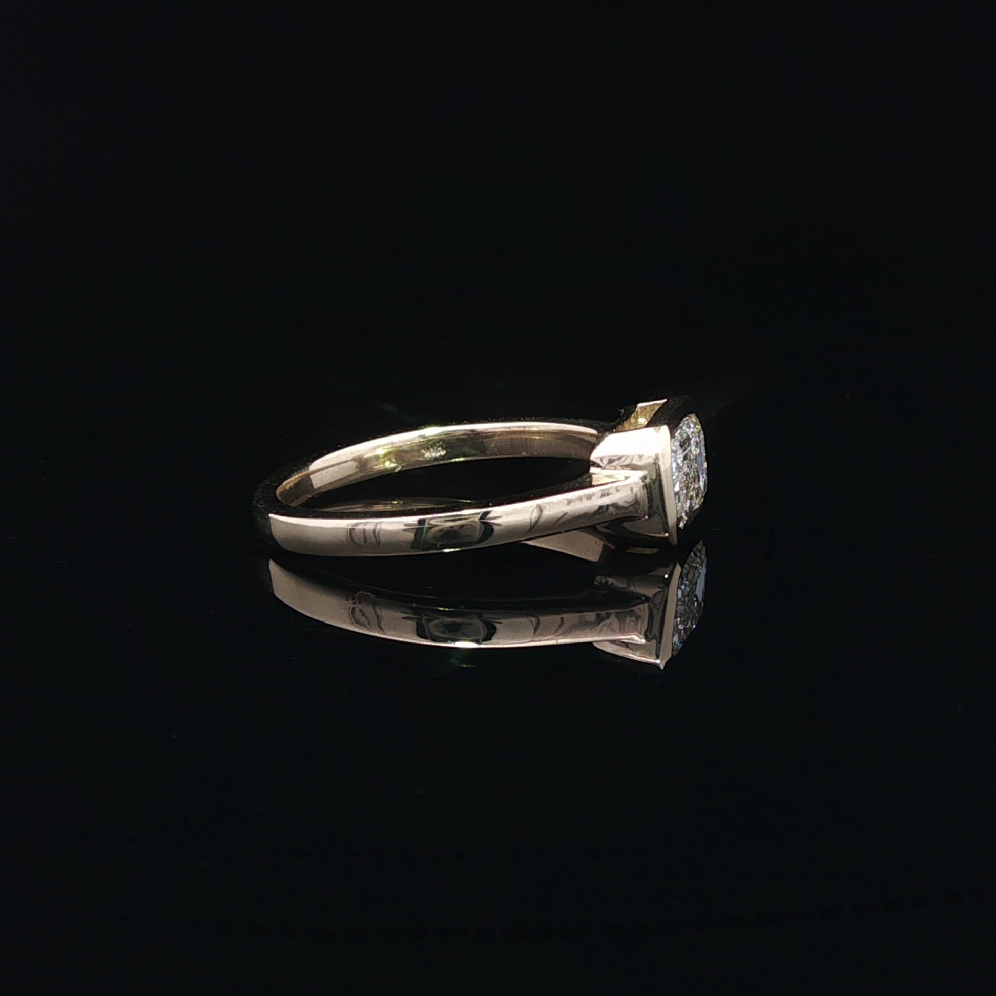 Bague solitaire à chaton en or jaune 18k GIA émeraude allongée 1.07ct diamant en vente 2