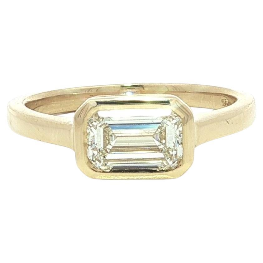 Bague solitaire à chaton en or jaune 18k GIA émeraude allongée 1.07ct diamant en vente