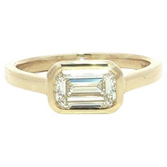 Bague solitaire à chaton en or jaune 18k GIA émeraude allongée 1.07ct diamant