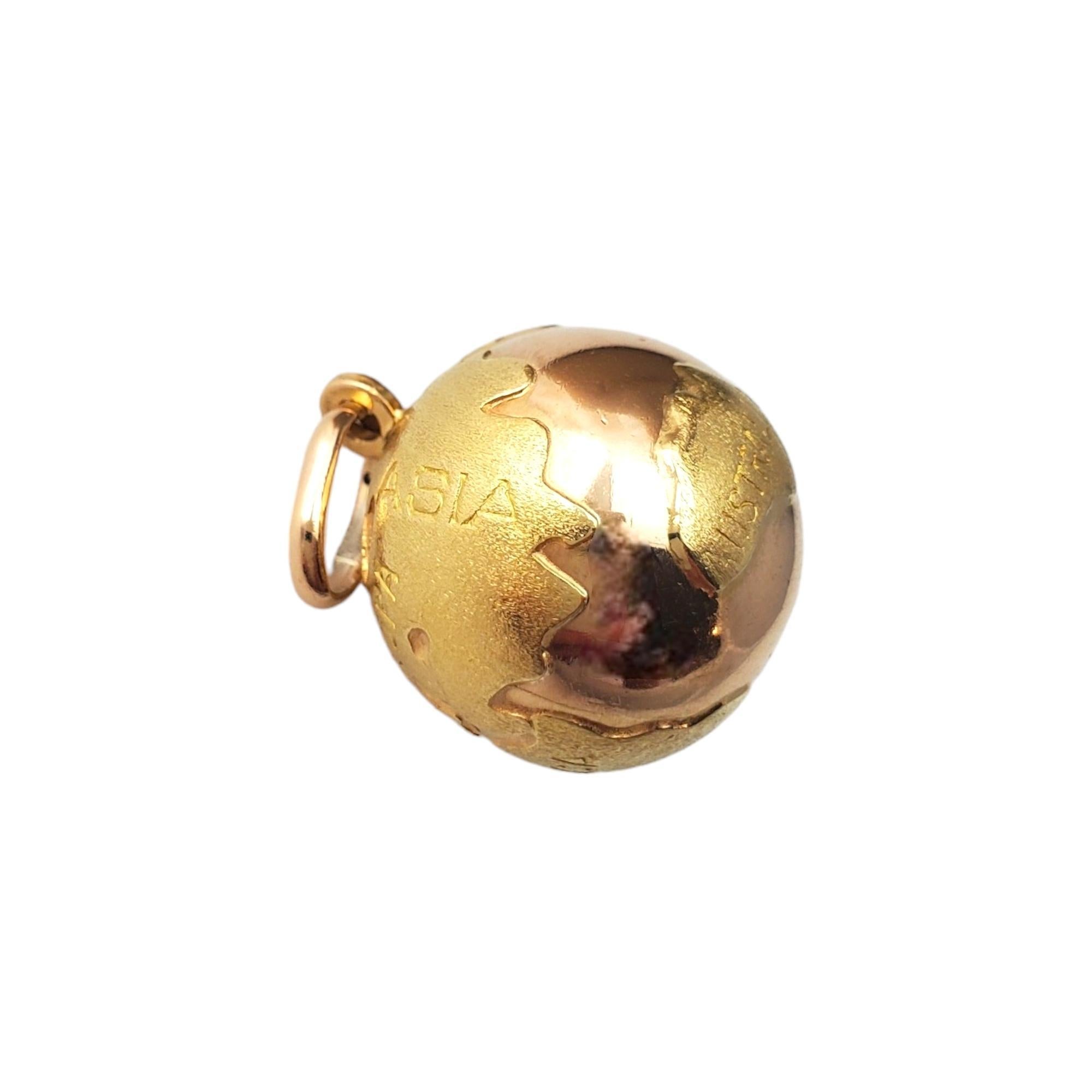 18K Yellow Gold Globe Charm #18104 In Good Condition In Washington Depot, CT