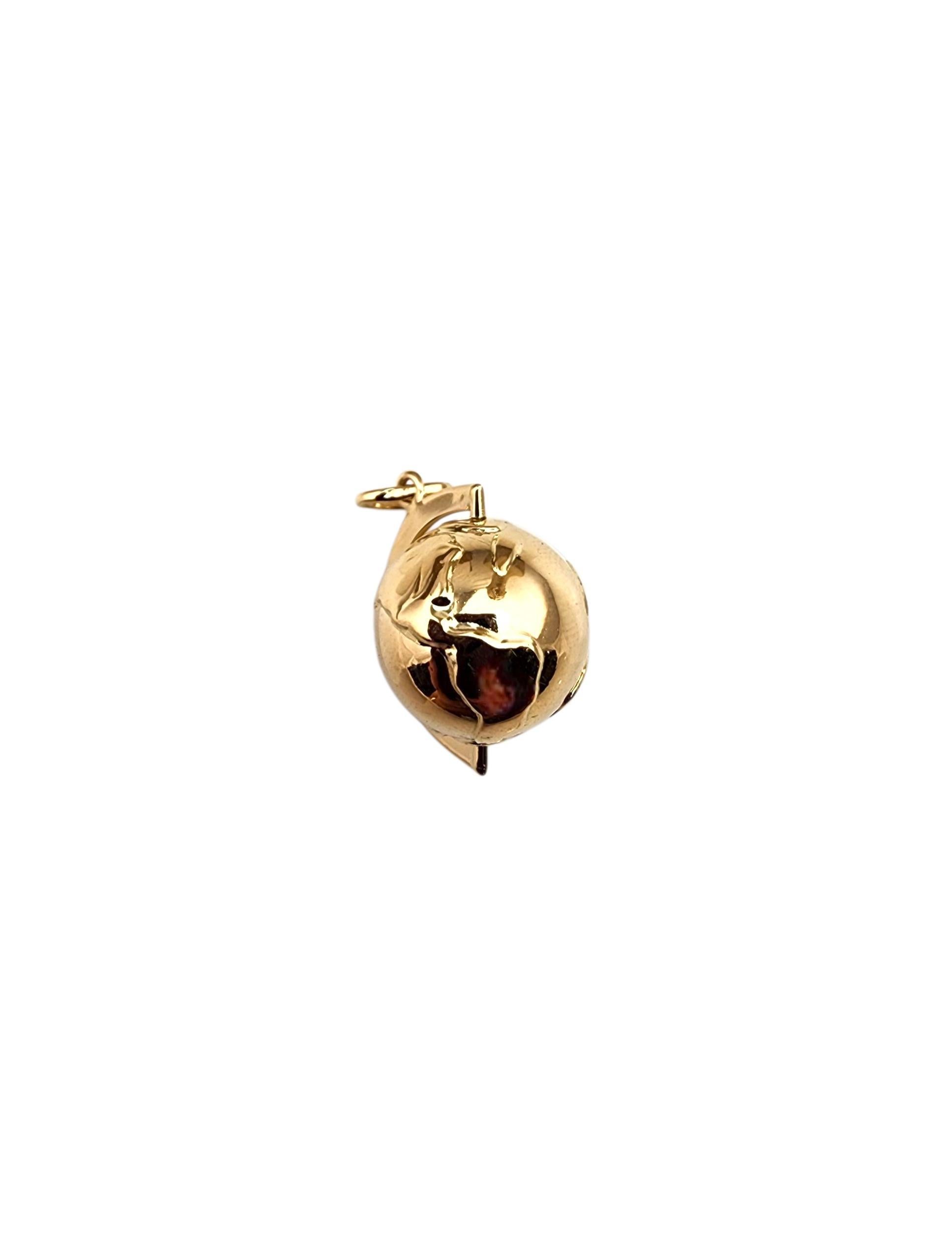 Charm a forma di globo in oro giallo 18K

Realizzato in oro giallo 18 carati, questo charm a forma di globo presenta un disegno del mondo ben dettagliato che simboleggia l'avventura, il viaggio e la connessione globale. La finitura lucida e la