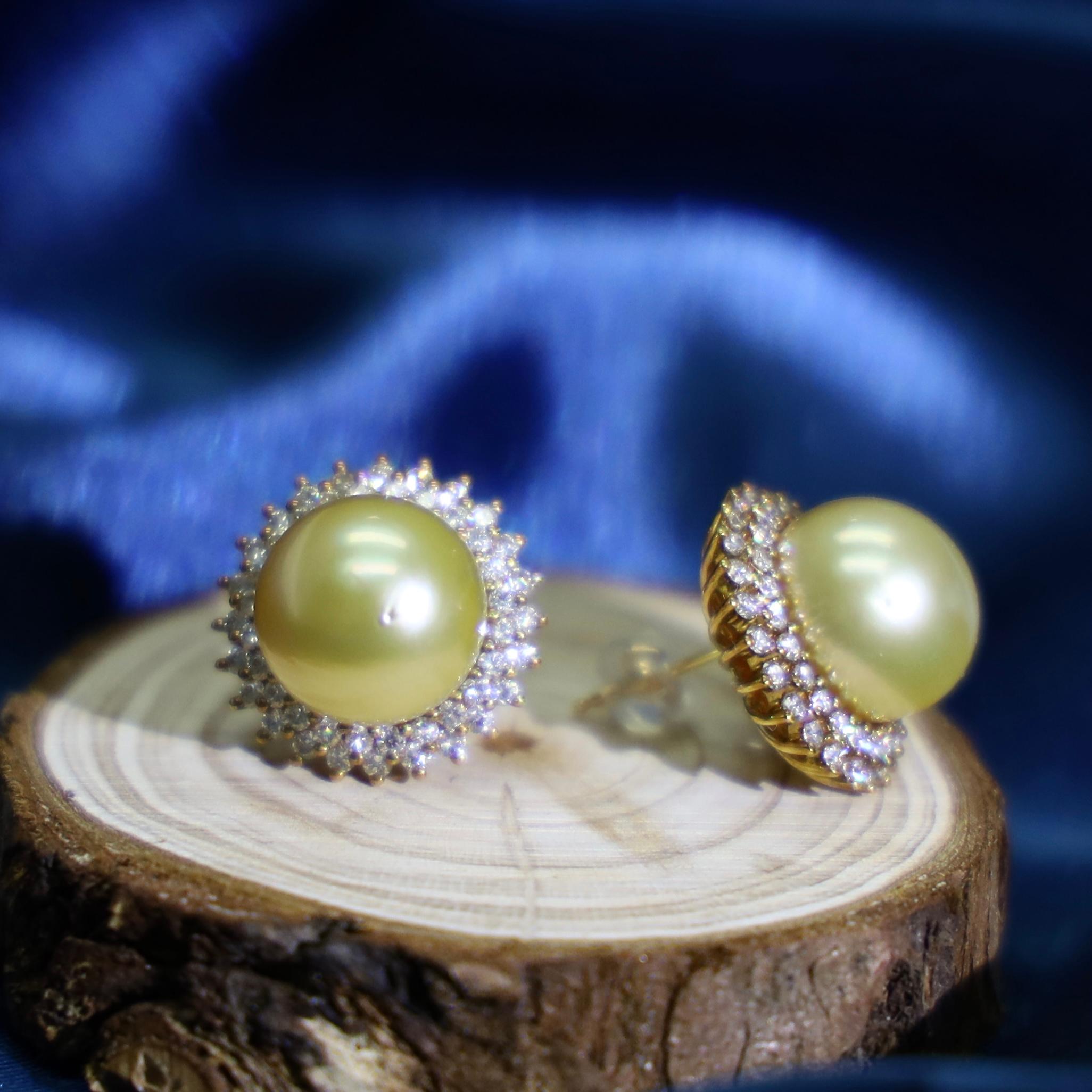 18K Yellow Gold Golden South Sea Pearl & Diamond Earrings In New Condition For Sale In Kowloon, HK