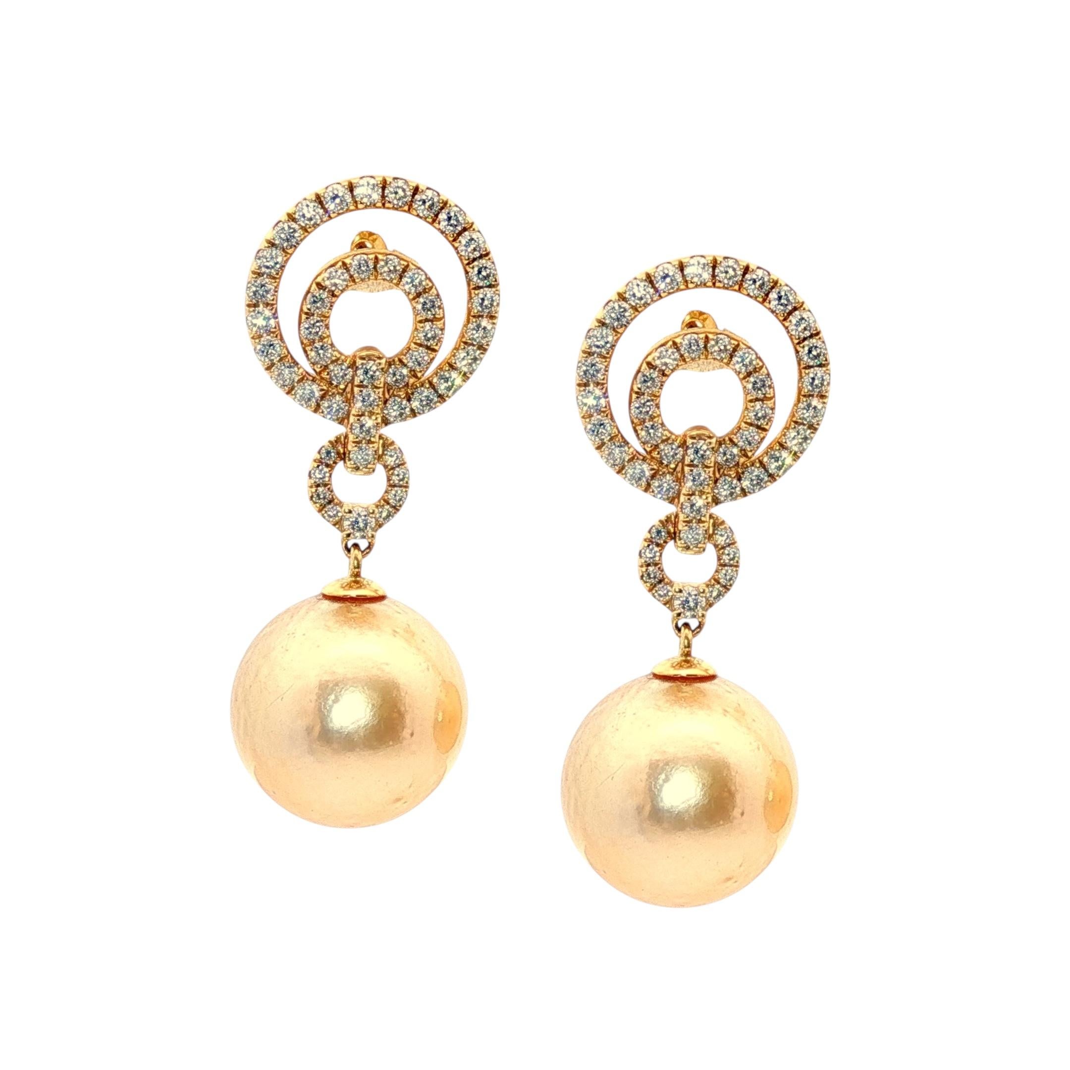 Taille ronde Boucles d'oreilles pendantes en or jaune 18K avec perles des mers du Sud et diamants, perles de 12 mm en vente