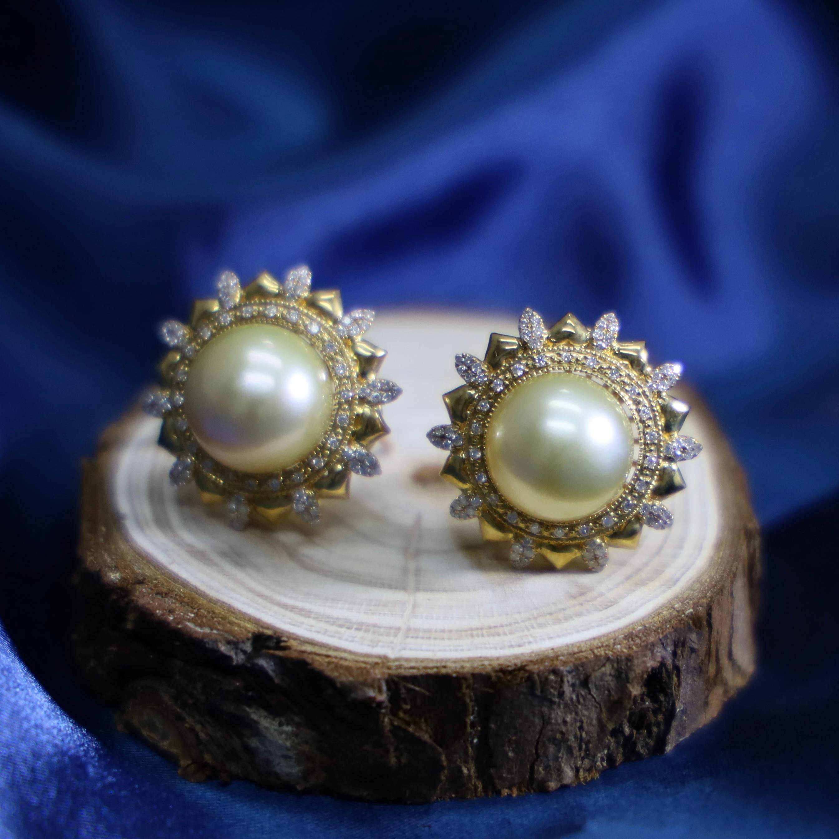 18K Yellow Gold Golden South Sea Pearl & Natural Diamond Earrings In New Condition For Sale In Kowloon, HK