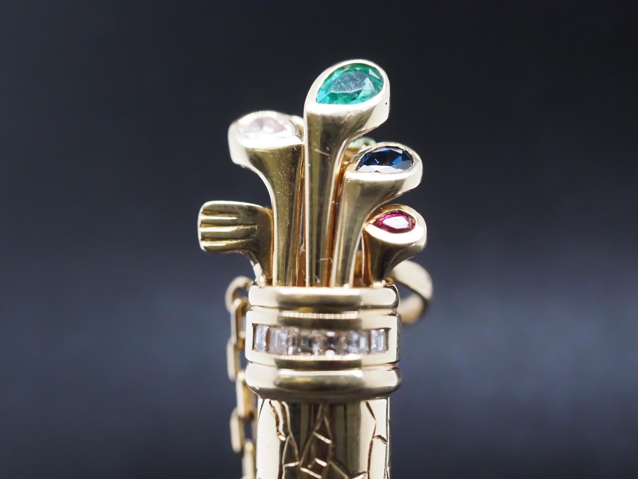 Pendentif Caddy de golf en or jaune 18 carats avec émeraudes, saphirs, diamants et rubis. Bon état - En vente à Hicksville, NY
