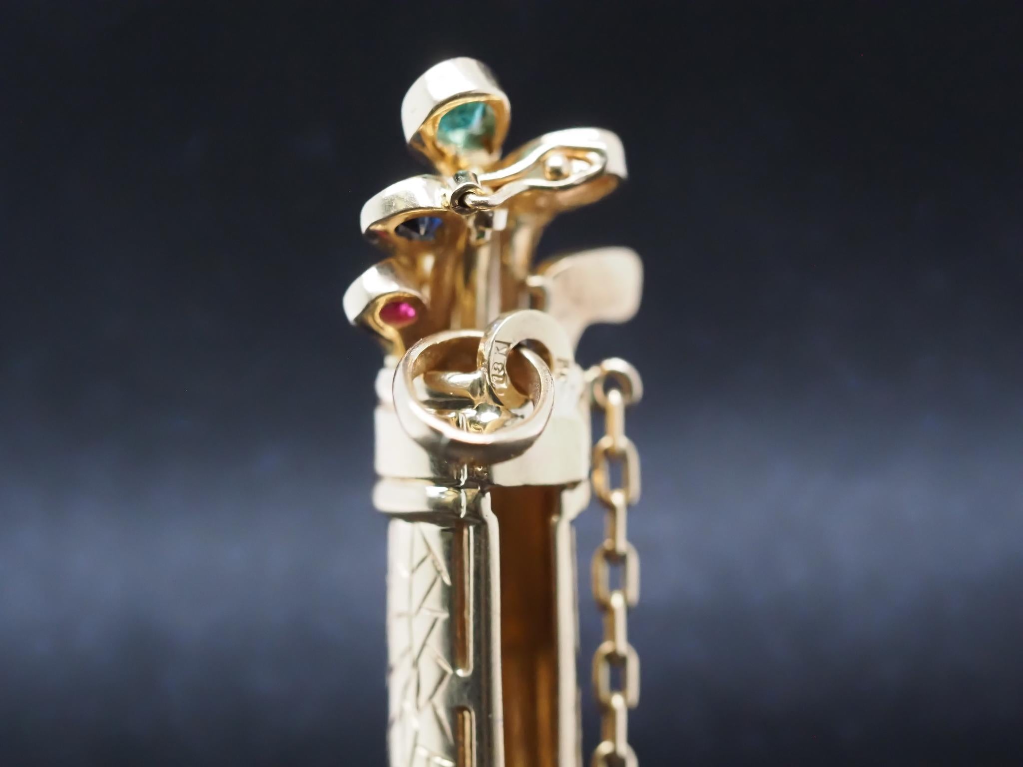 Pendentif Caddy de golf en or jaune 18 carats avec émeraudes, saphirs, diamants et rubis. en vente 2