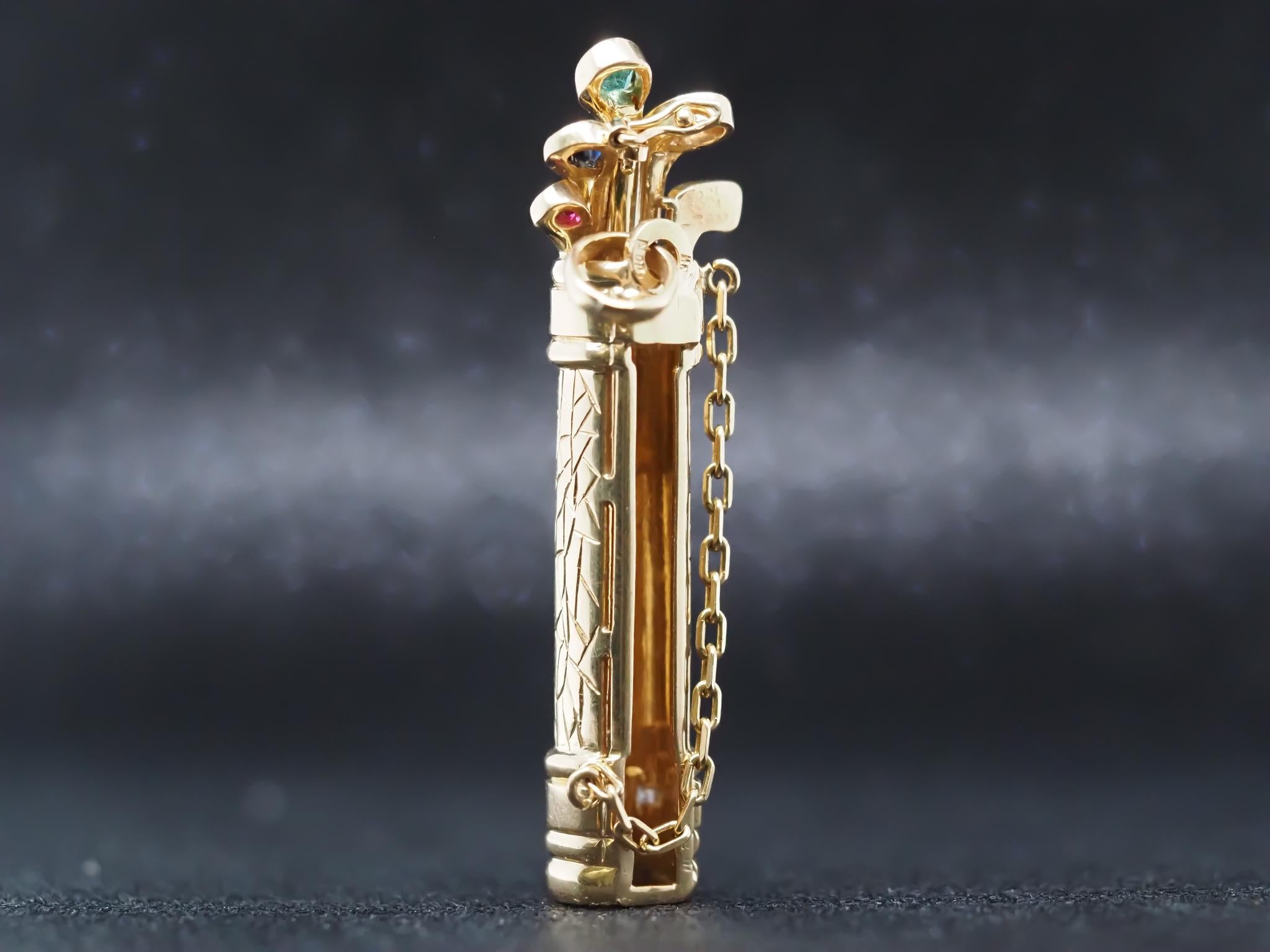 Pendentif Caddy de golf en or jaune 18 carats avec émeraudes, saphirs, diamants et rubis. en vente 3