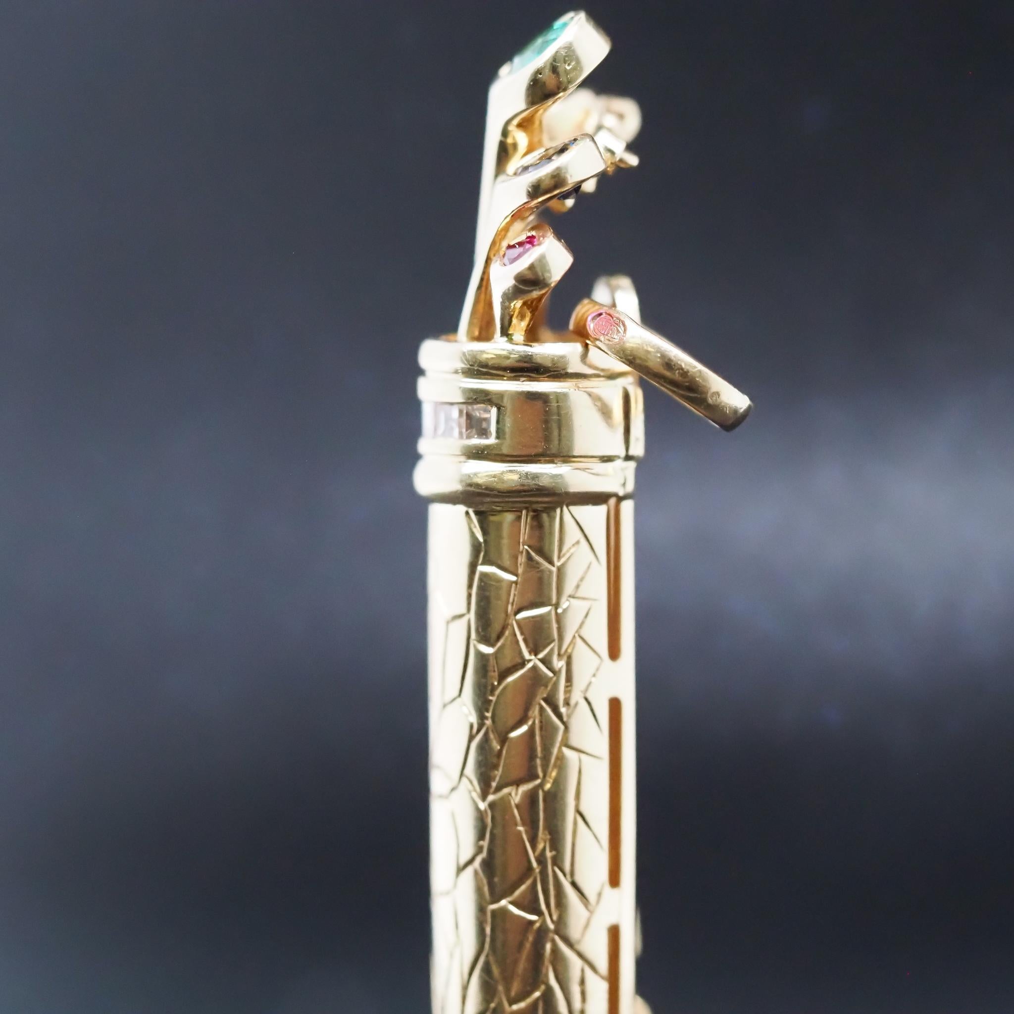 Pendentif Caddy de golf en or jaune 18 carats avec émeraudes, saphirs, diamants et rubis. en vente 4