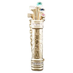 Colgante Caddy de Golf de Oro Amarillo de 18 K con Esmeraldas, Zafiro, Diamante y Rubí.
