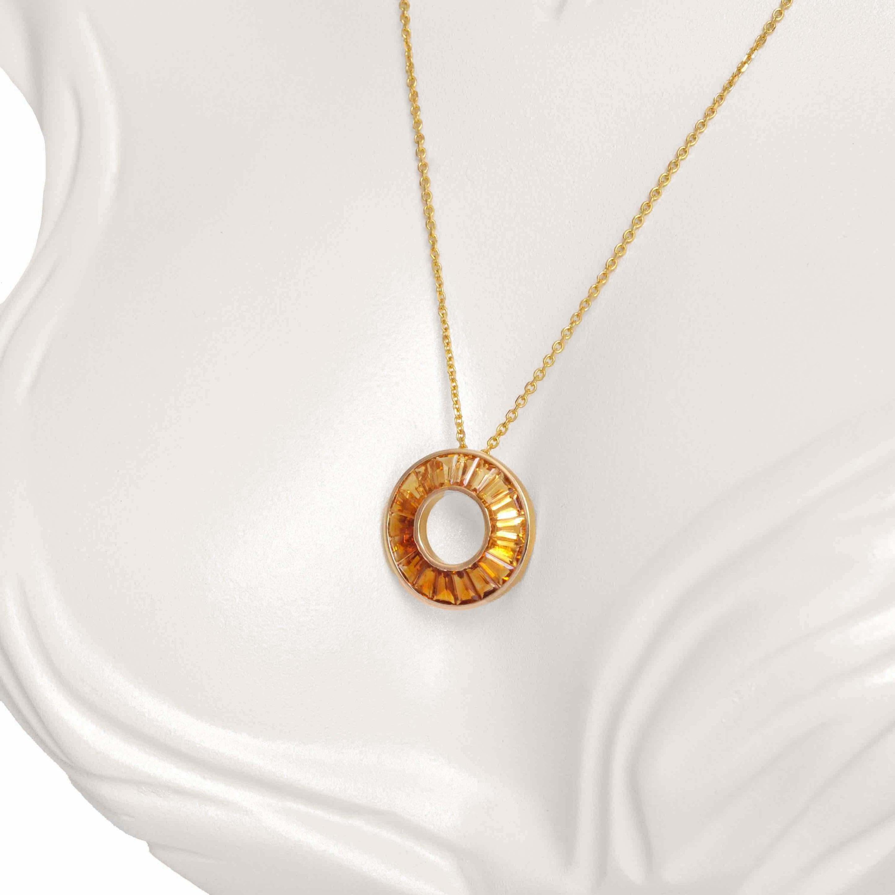 Contemporary 18K Yellow Gold Gradient Tapered Baguette Citrine Circle Pendant Necklace For Sale