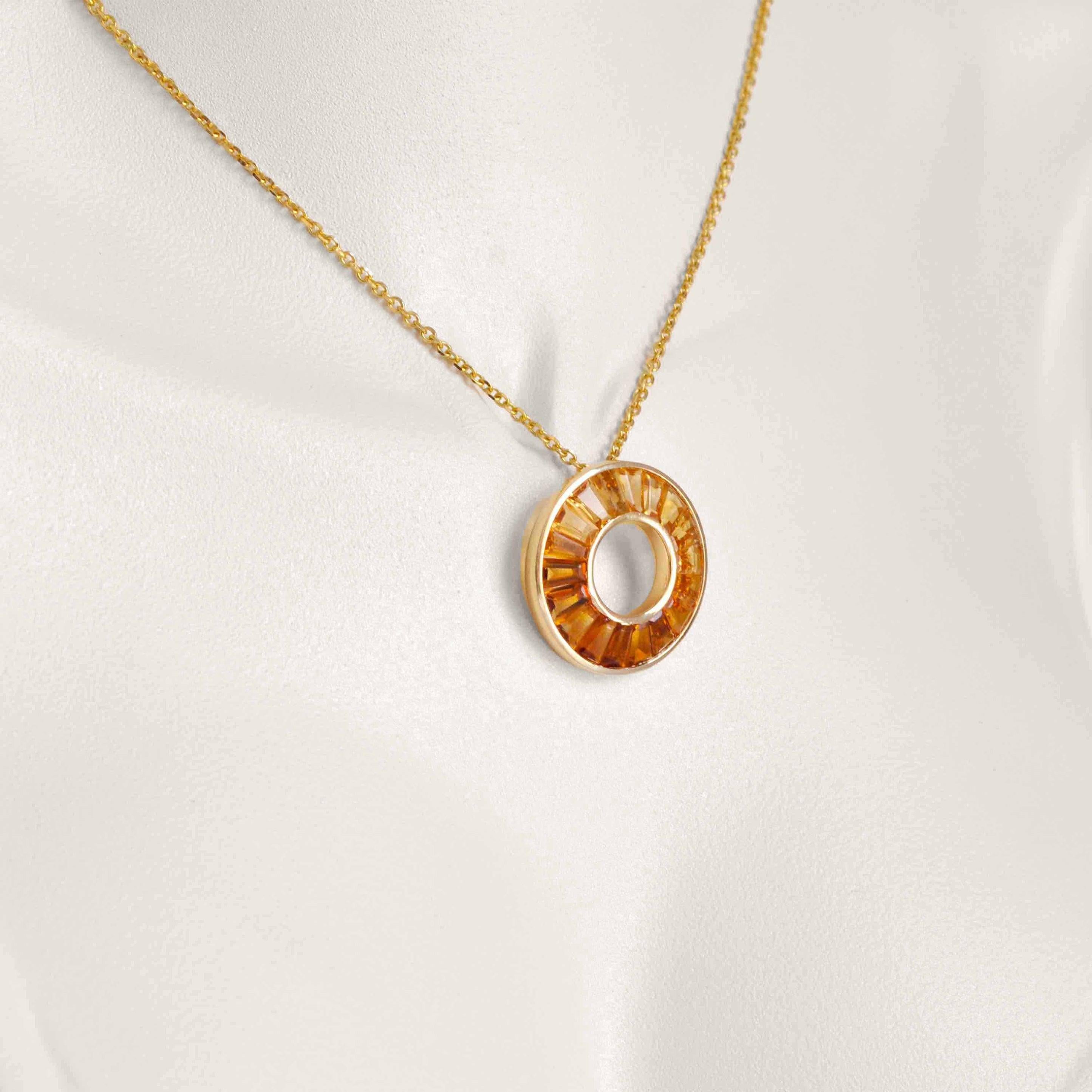 18K Yellow Gold Gradient Tapered Baguette Citrine Circle Pendant Necklace In New Condition For Sale In Jaipur, Rajasthan
