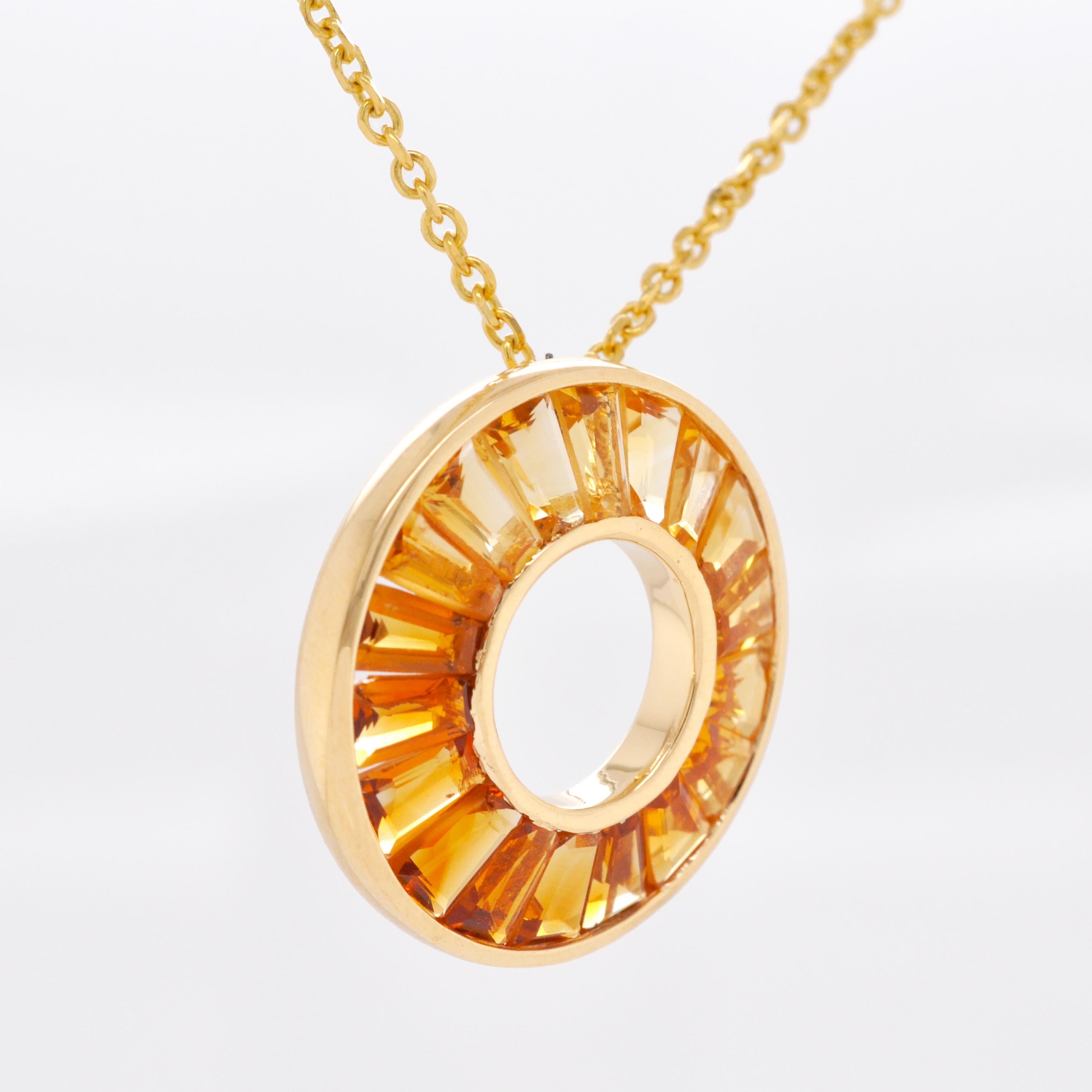 18K Yellow Gold Gradient Tapered Baguette Citrine Circle Pendant Necklace For Sale 1