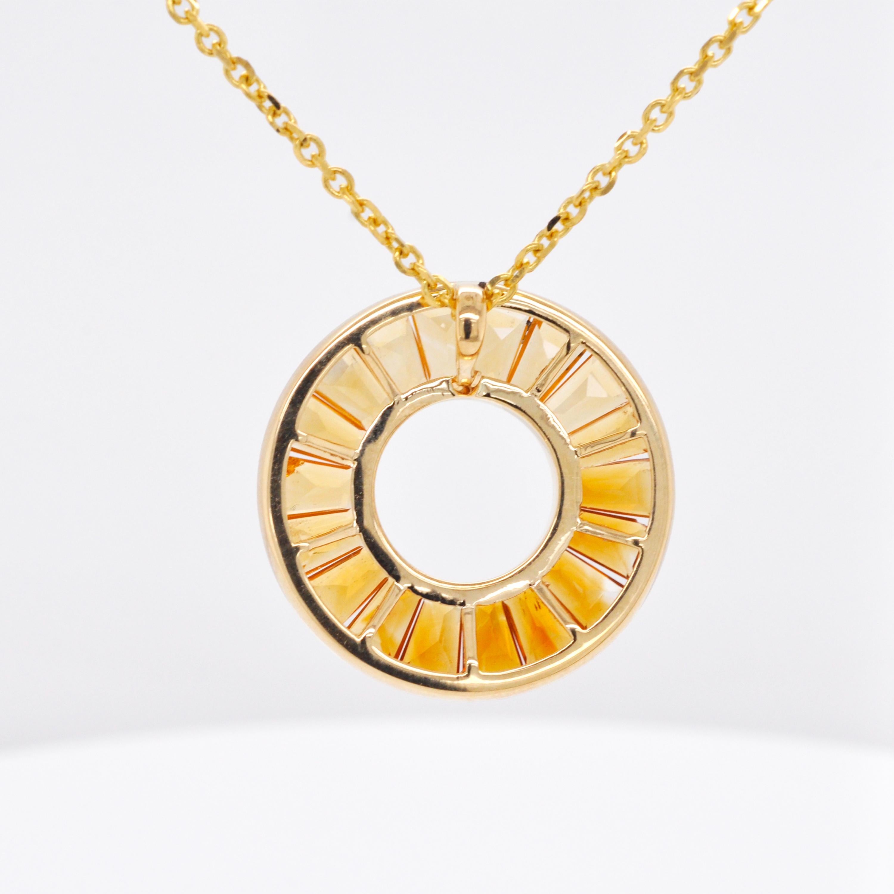 18K Yellow Gold Gradient Tapered Baguette Citrine Circle Pendant Necklace For Sale 2