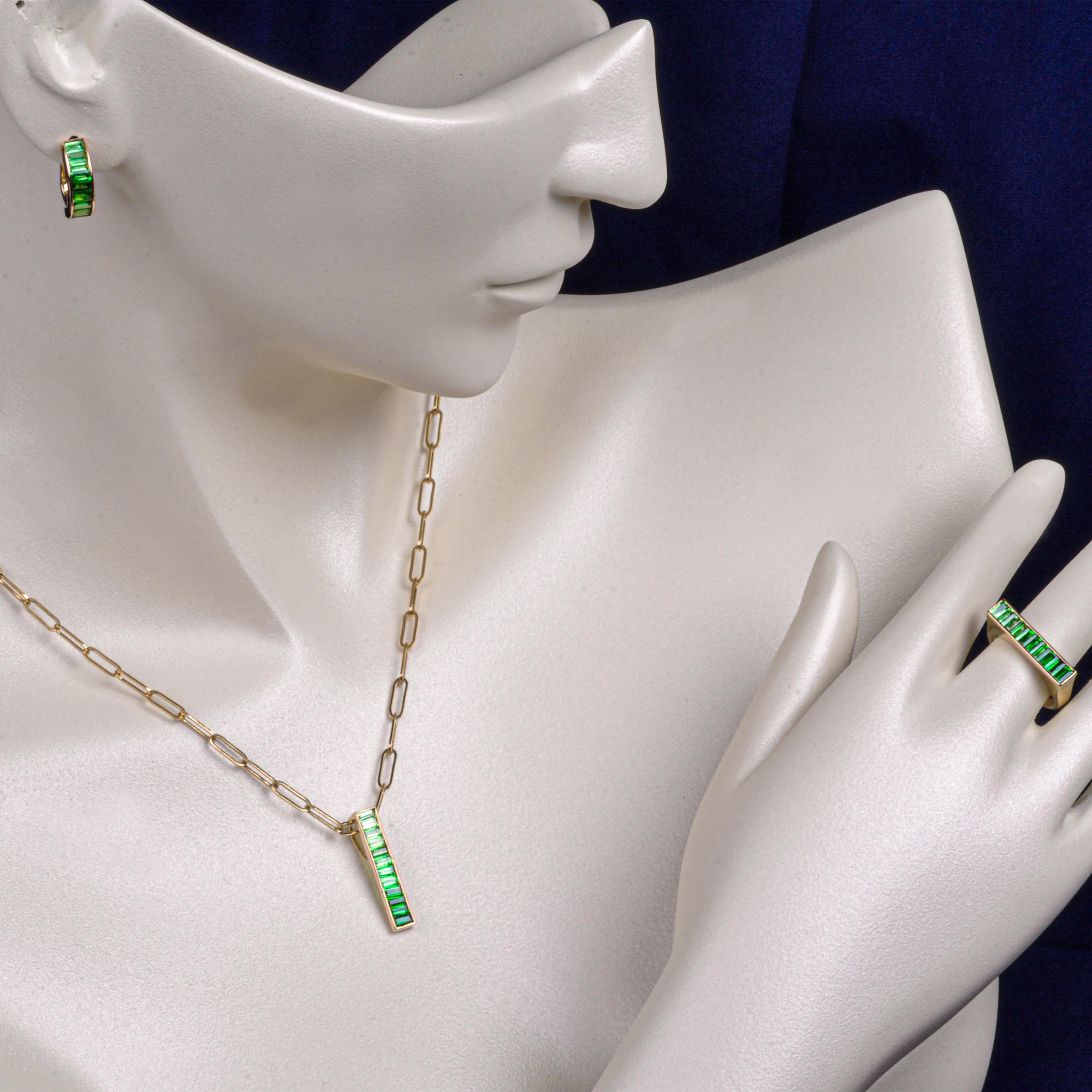 18K Gelbgold Farbverlauf Tsavorit Granat Anhänger Halskette Ohrring Ring Set

Fügen Sie Ihrem Schmuckkästchen etwas Besonderes hinzu mit dem natürlichen grünen Tsavorit-Granat-Anhänger-Ohrringe-Ring-Set.  Dieses klassische, lineare Design aus