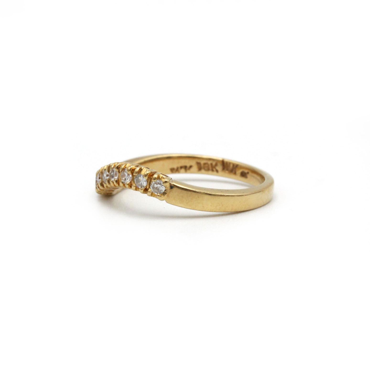 Célébration intemporelle de l'élégance, ce bracelet de demi-éternité est réalisé de main de maître en or jaune 18 carats et orné de neuf diamants taille brillant dont la taille s'amenuise doucement vers les côtés. Les diamants, d'une valeur totale
