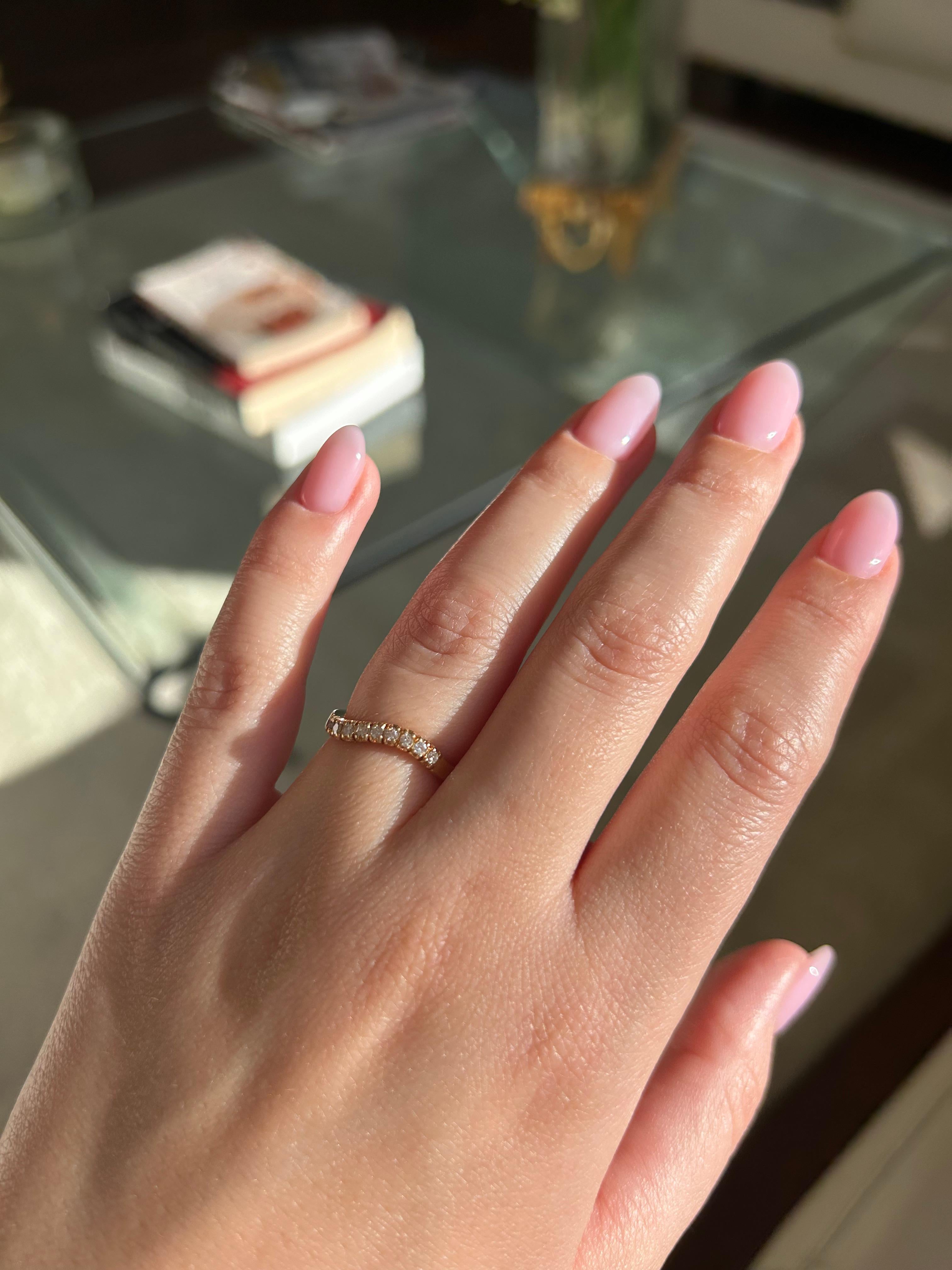 Taille ronde Bague Demi-Alliance en or jaune 18K à diamants gradués en vente