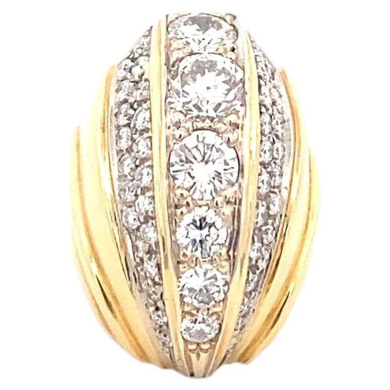 Bague imposante en or jaune 18 carats, sertie de diamants ronds taille brilliante de tailles variées – 3,80 carats au total