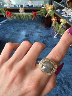 Anello con diamante grigio e diamante incolore in oro giallo 18 carati. Taglia 6.5