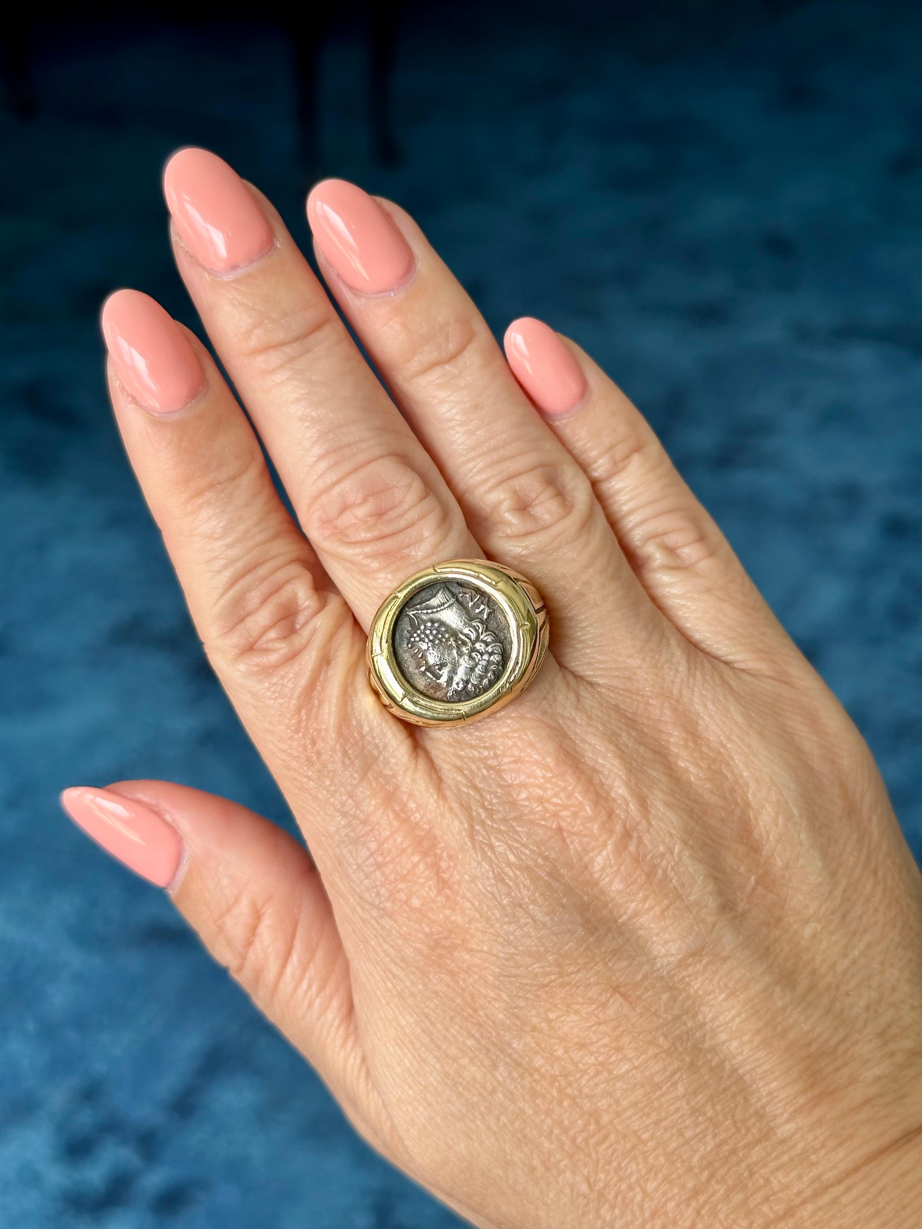 Cette bague en or jaune 18 carats de Michael Bondanza met en valeur une authentique pièce de Bolskan d'Ibérie, datant d'environ 204-154 avant J.-C., dans une monture audacieuse de taille 10,5. Bondanza, célèbre créateur de bijoux new-yorkais, est